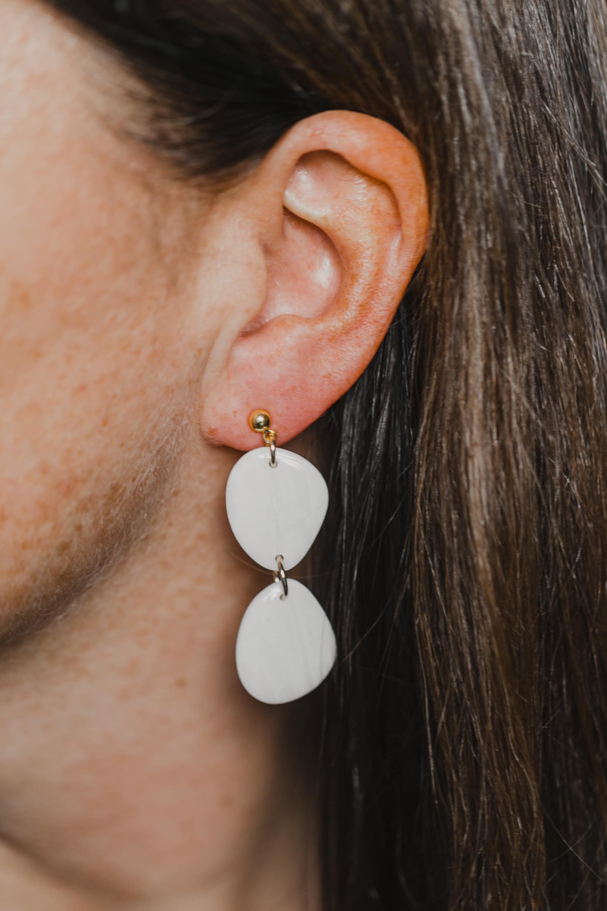 weiße transparente Ohrringe in verschiedenen Formen