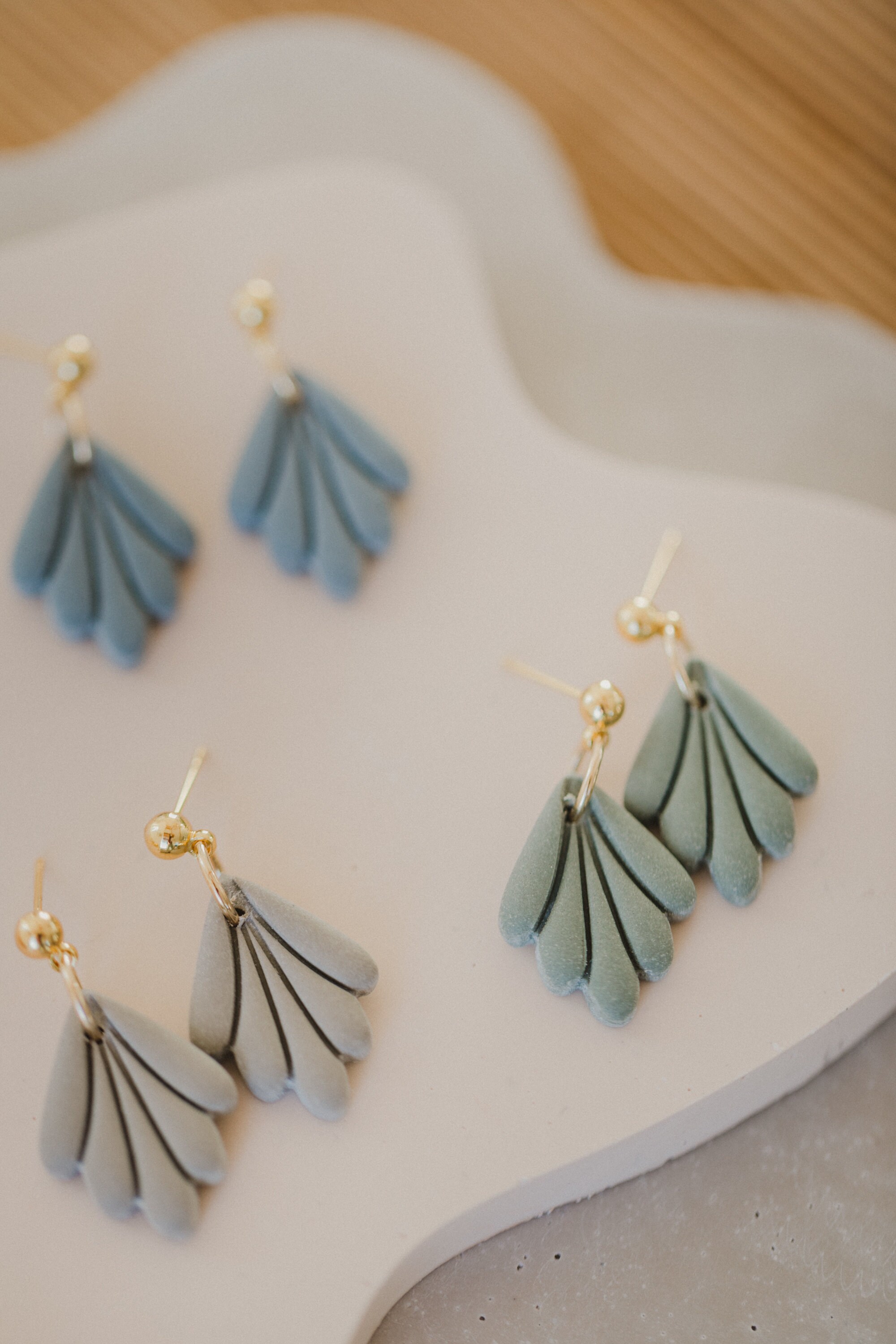 Kleine Ohrringe Blatt aus Polymer Clay