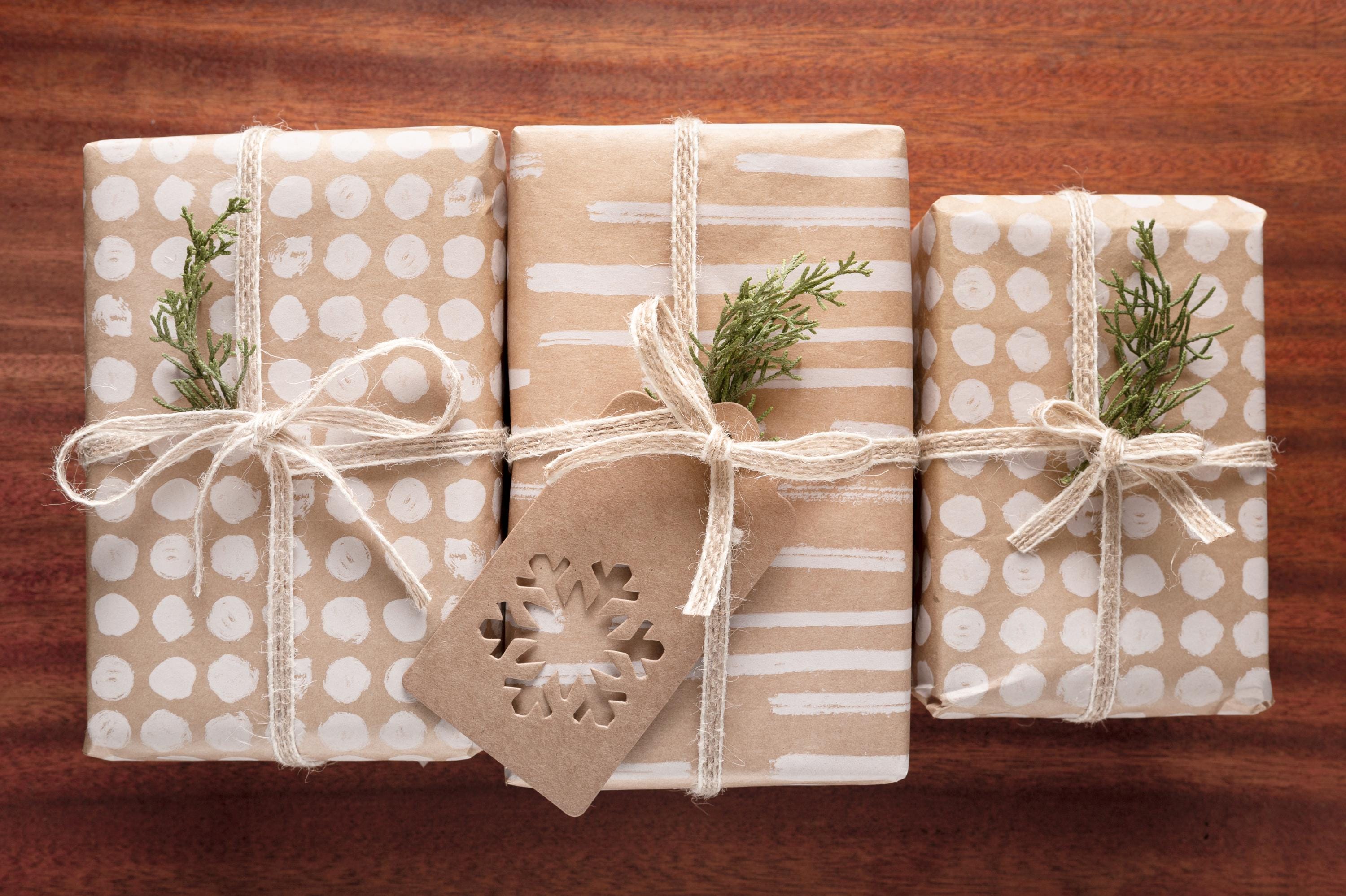 Paquestes del estilo b-paper. Papel con estampado neutro y etiqueta con papel craft