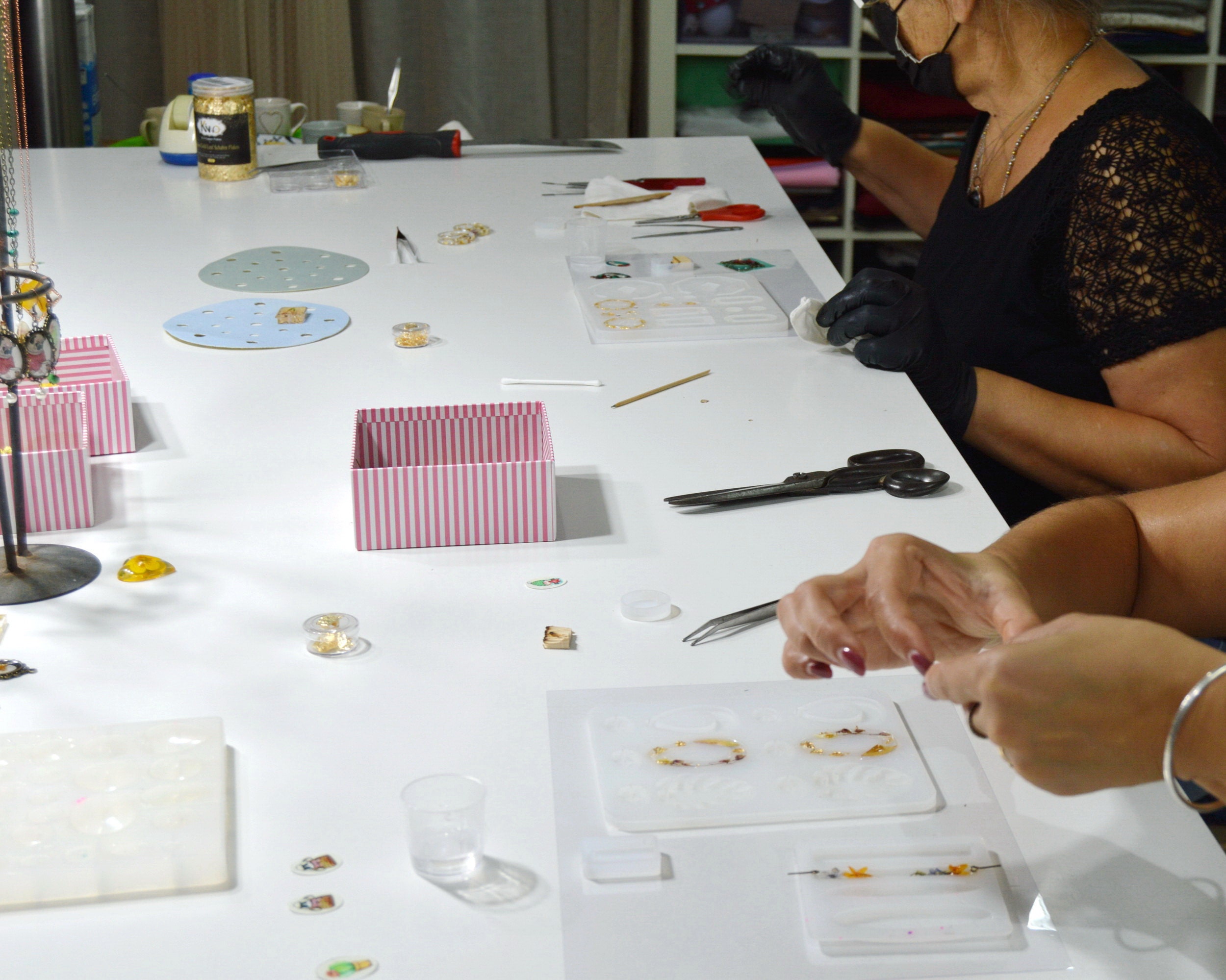 curso de joyería con resina en Tarragona