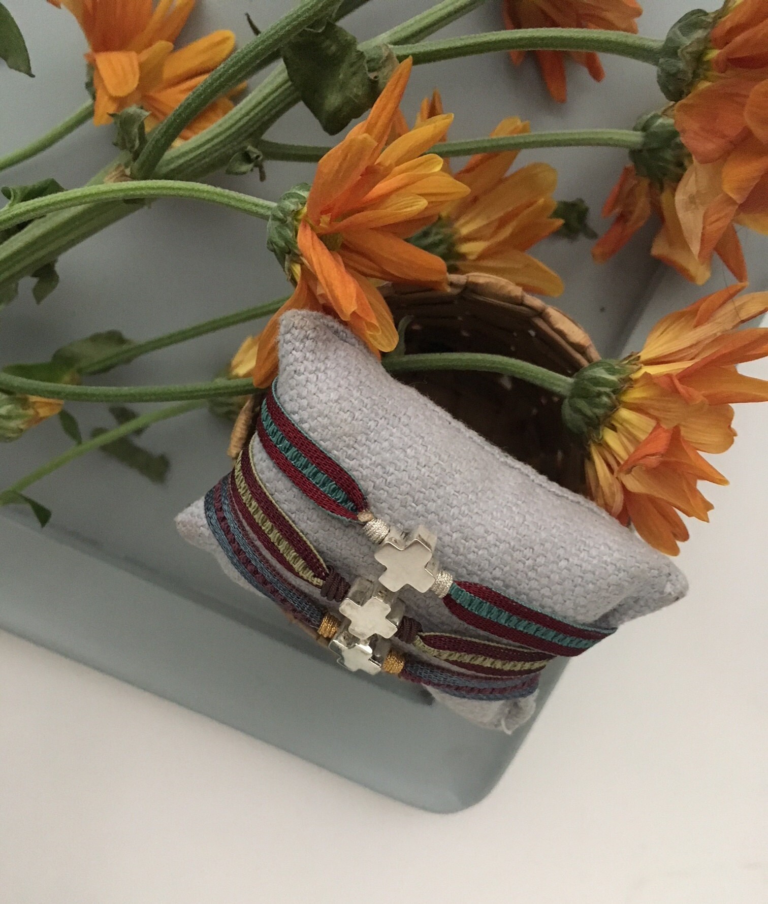 Pulseras HOPE Otoño. Pulsera con pequeña cruz de plata de ley y cordón elástico. Plata de México. #platademéxico #friendsgiving #autumngifts #thanksgivinggifts #thanksgiving #jewelryfrommadrid #pecoramadrid