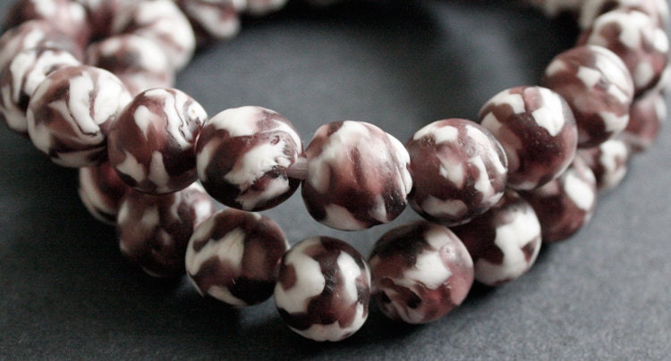 a combination of translucent and powder glass beads