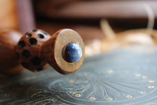 Blue Kyanite in the pommel, a perfect match. Directly touching the core.