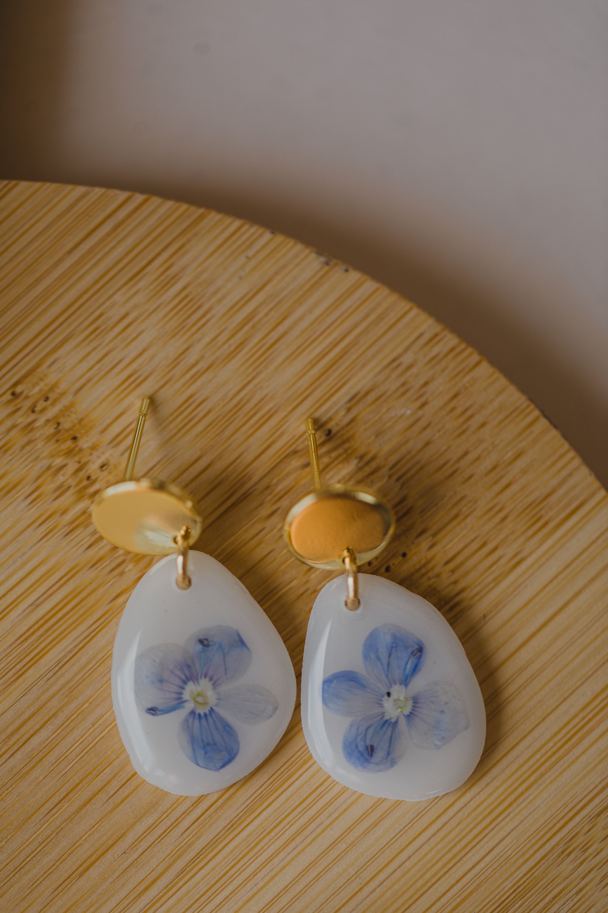 weiße Polymer Clay Ohrringe mit blauen Blumen