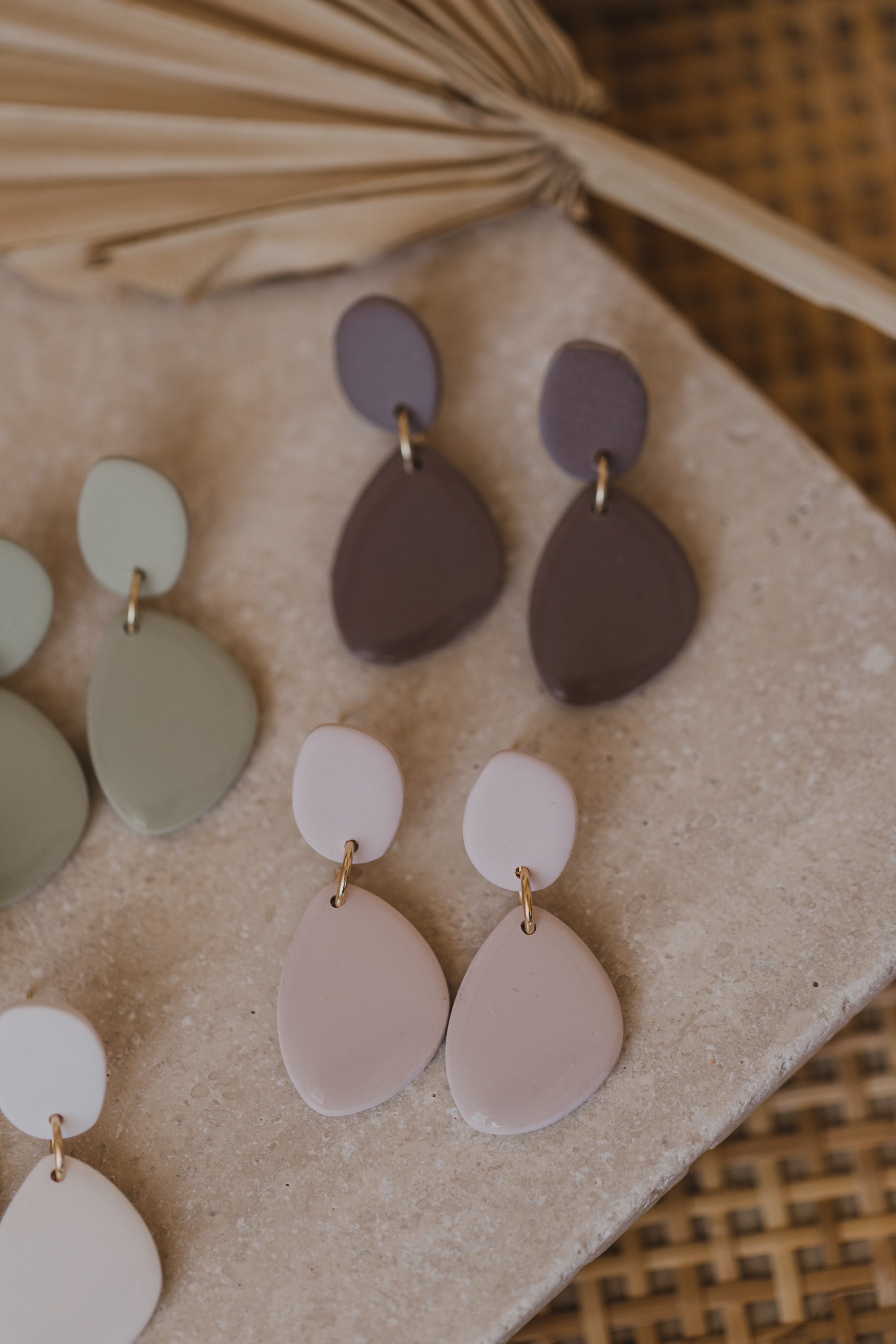 Ovale matt-glänzende Ohrringe in zarten Pastell-Tönen