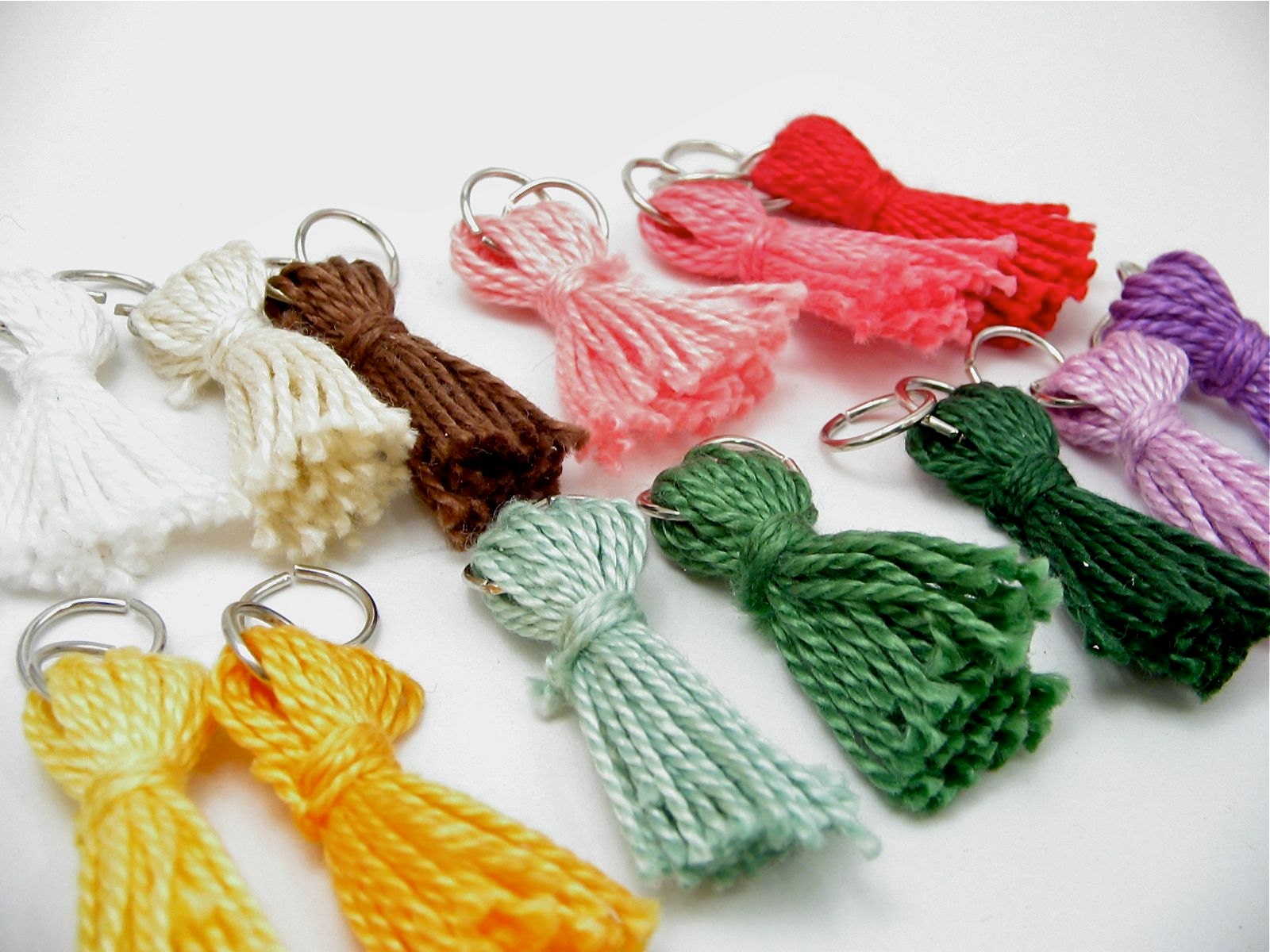 Zipper pulls in many colors