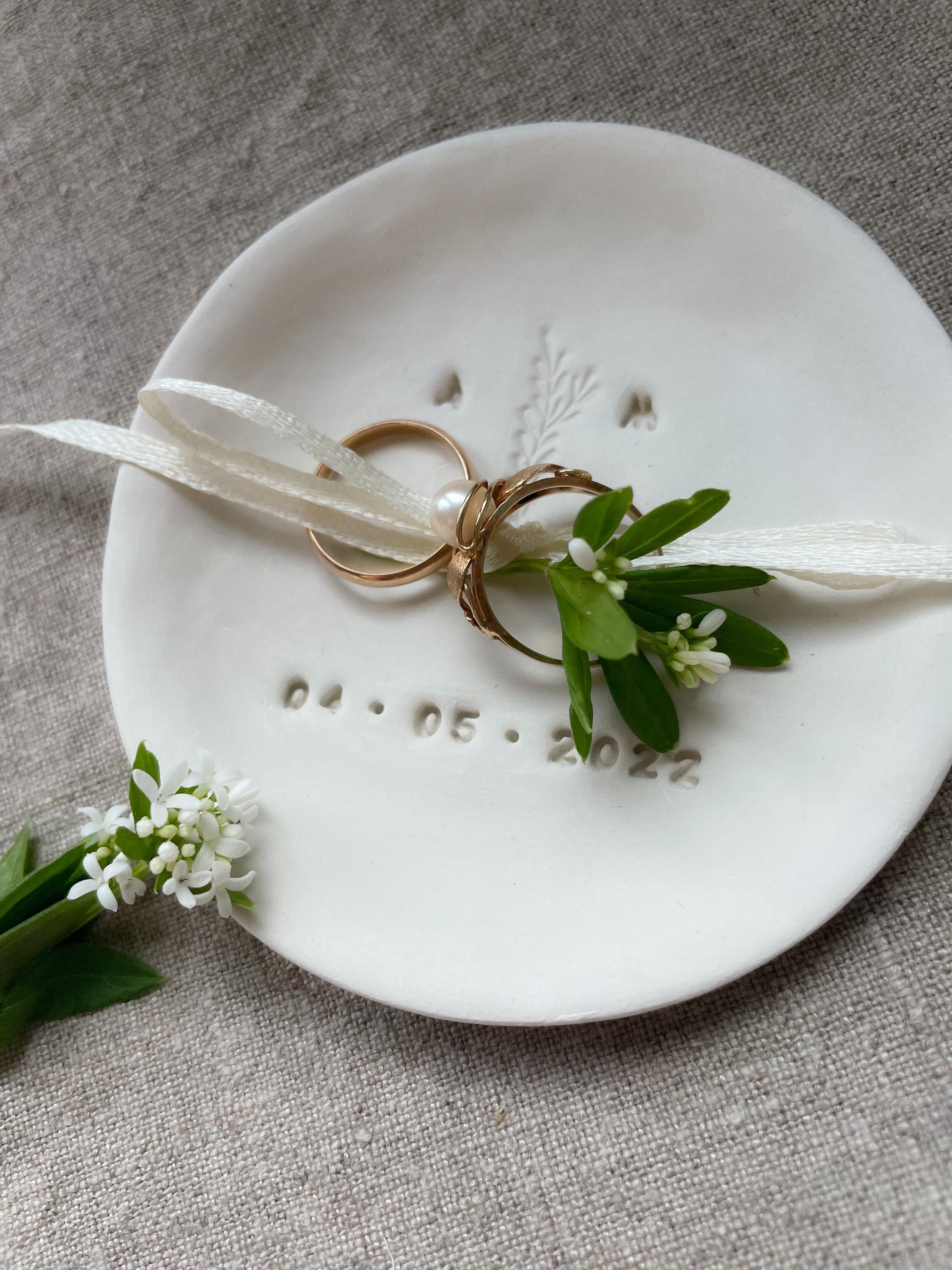 Ringschale für Hochzeiten mit Initialen und Datum personalisiert mit Satinband