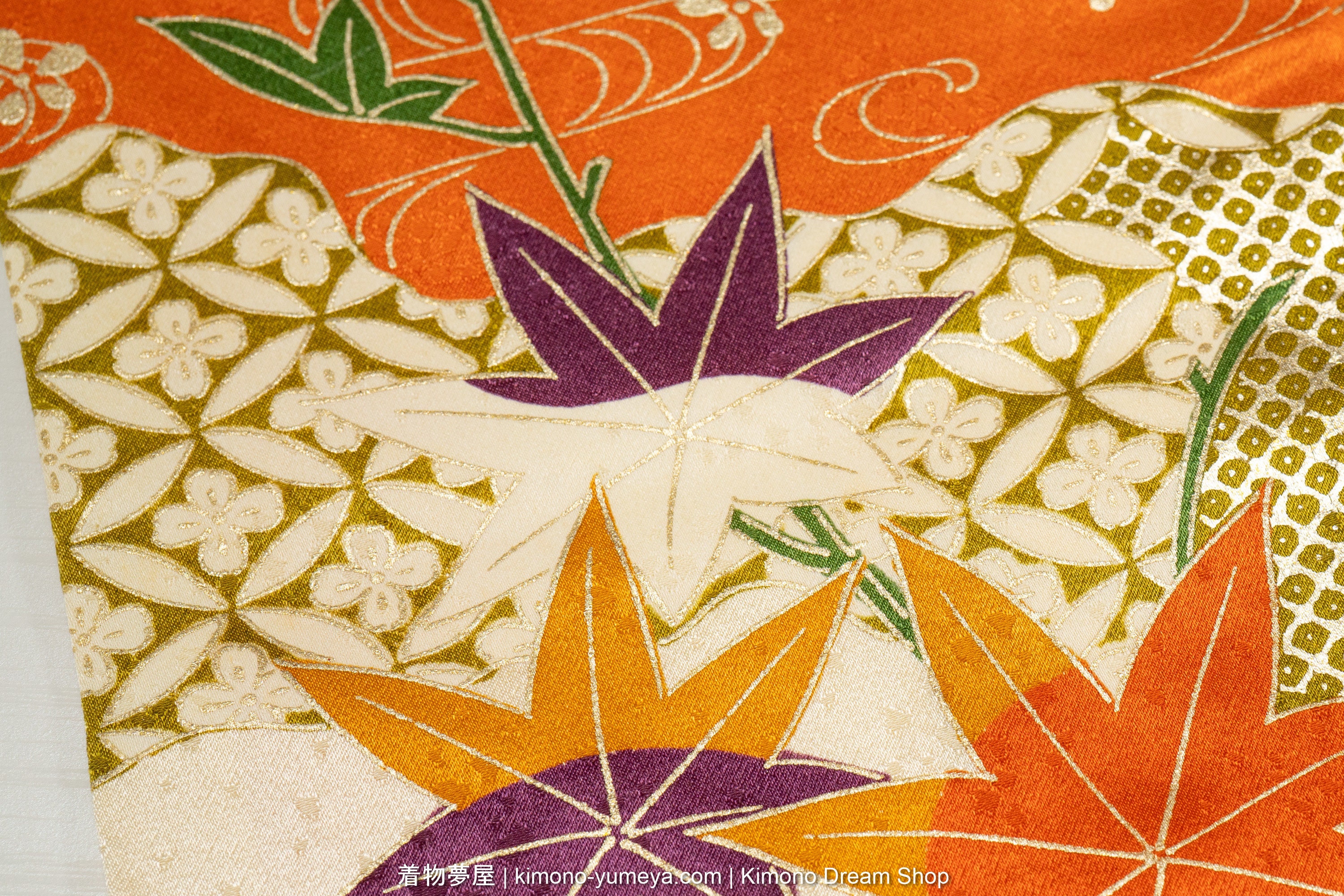 Circular seven treasures pattern with maple leaves on top.