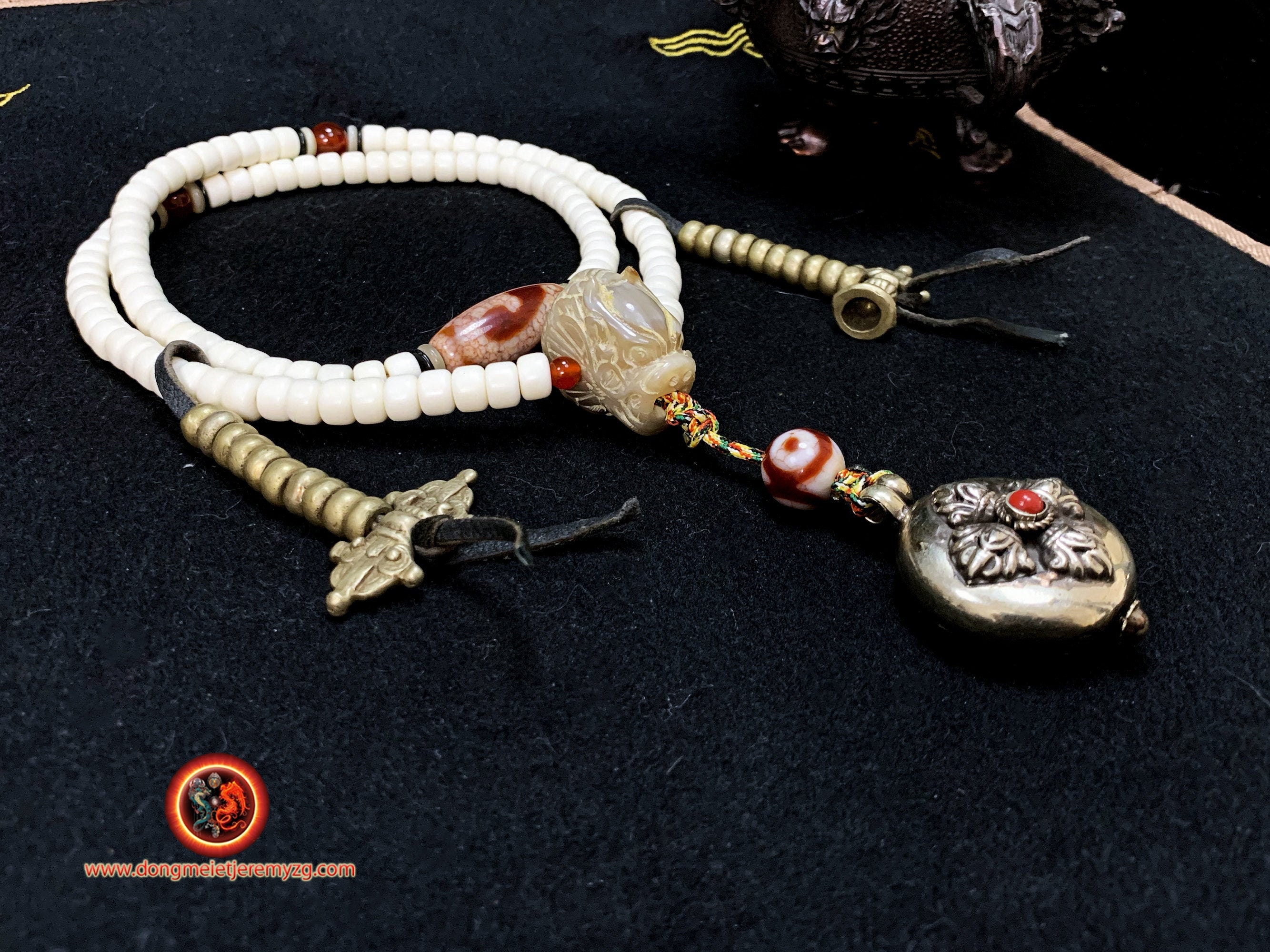 Mala, chapelet de prière et méditation bouddhiste. 108 perles en os de buffle agate sacrée tibétaine DZI, ancien reliquaire tibétain, Dragon