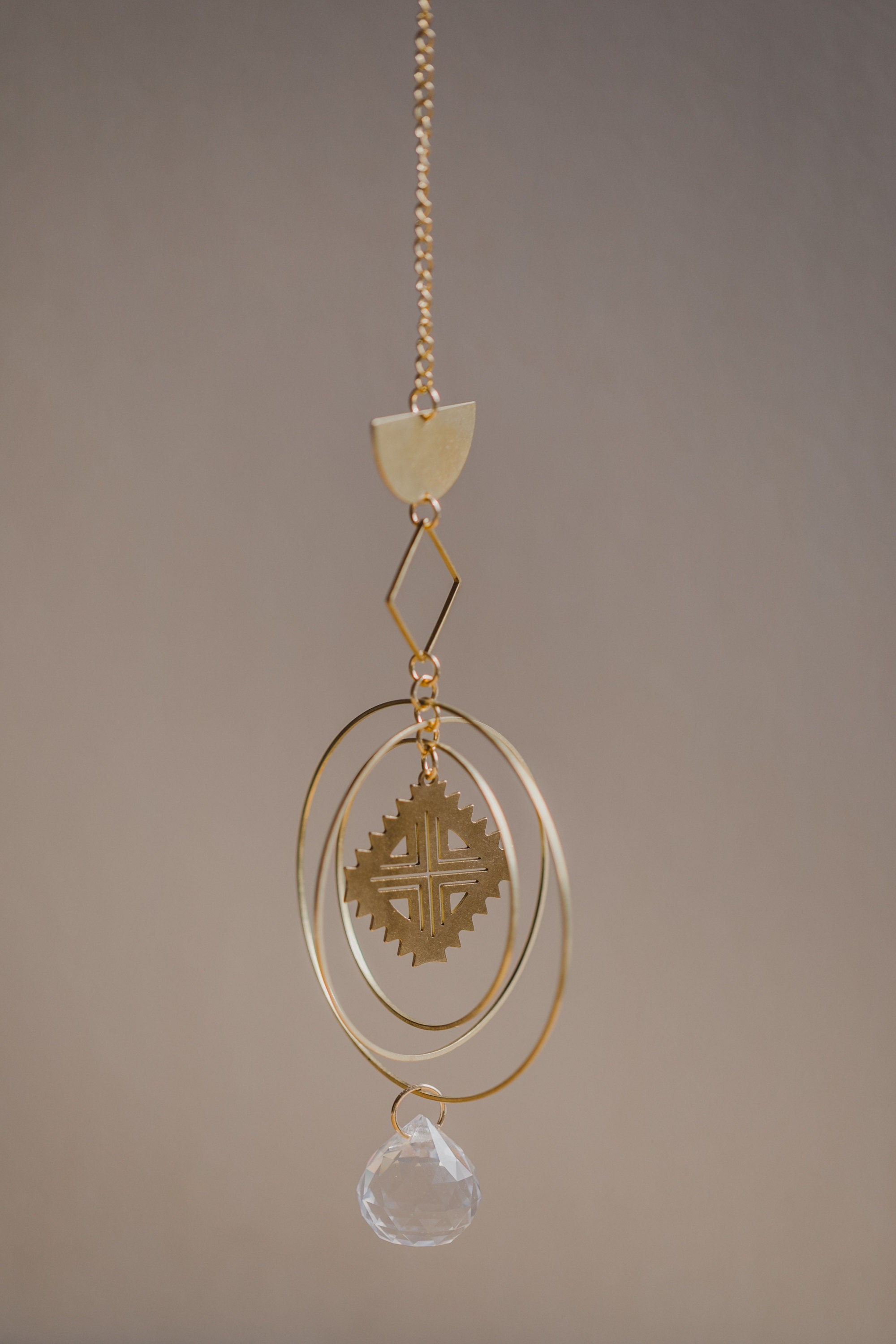goldene Suncatcher mit Regenbogen Kristall