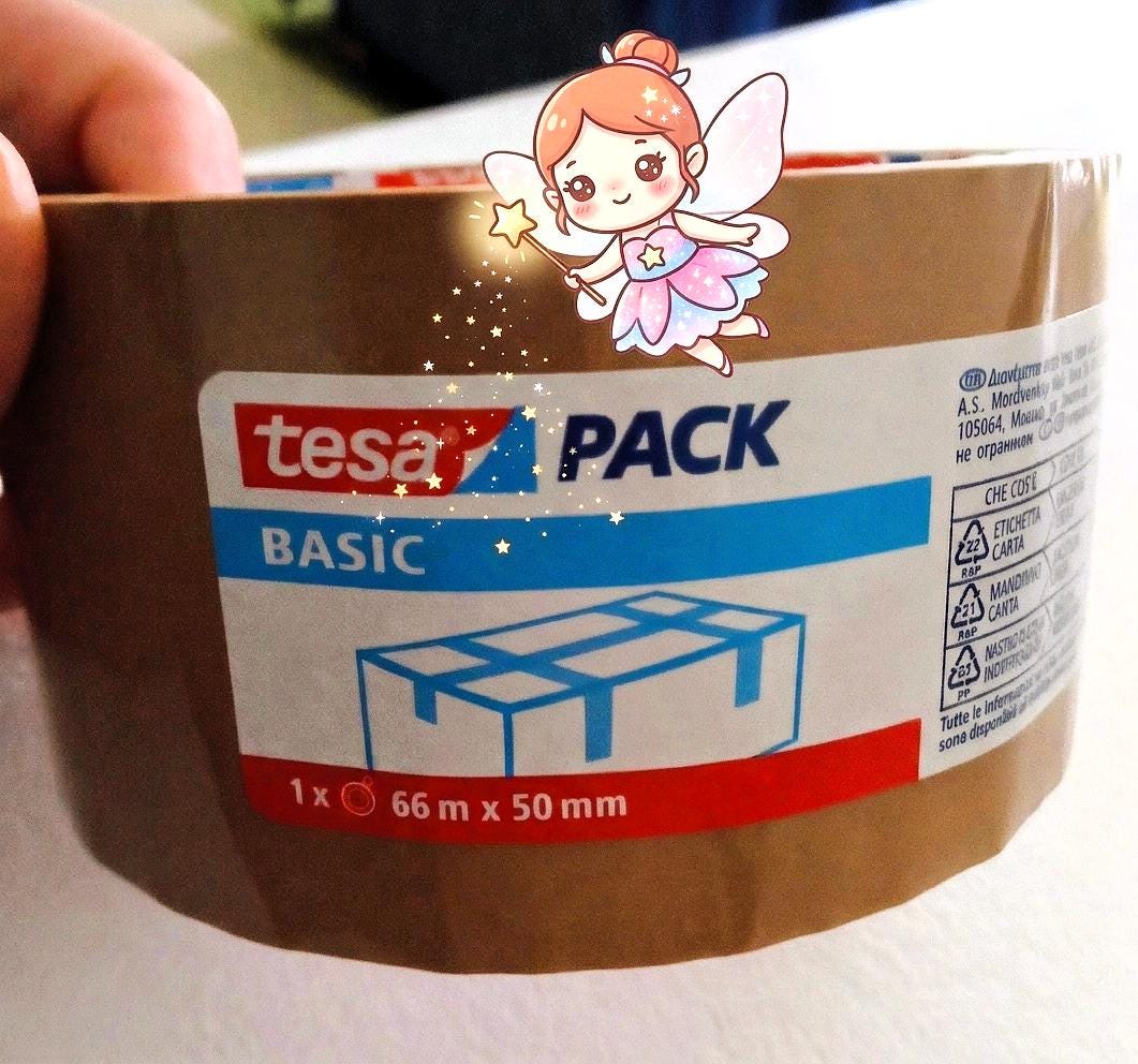 Gros plan sur un rouleau de ruban adhésif demballage marron ultra-résistant de la marque Tesa Pack Basic, 66m x 50mm, certifié béni par la boutique Un Style Rétro. Collage kawaii avec une petite fée dessinée tenant une baguette magique, illustrant le secret magique pour zéro perte de colis.