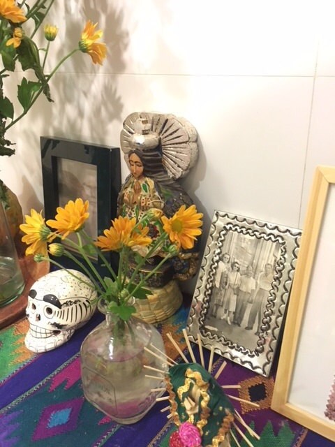 Altar de muertos familiar en Madrid. #altardemuertos #difuntos #tradiciónmexicana #artesaníamexicana