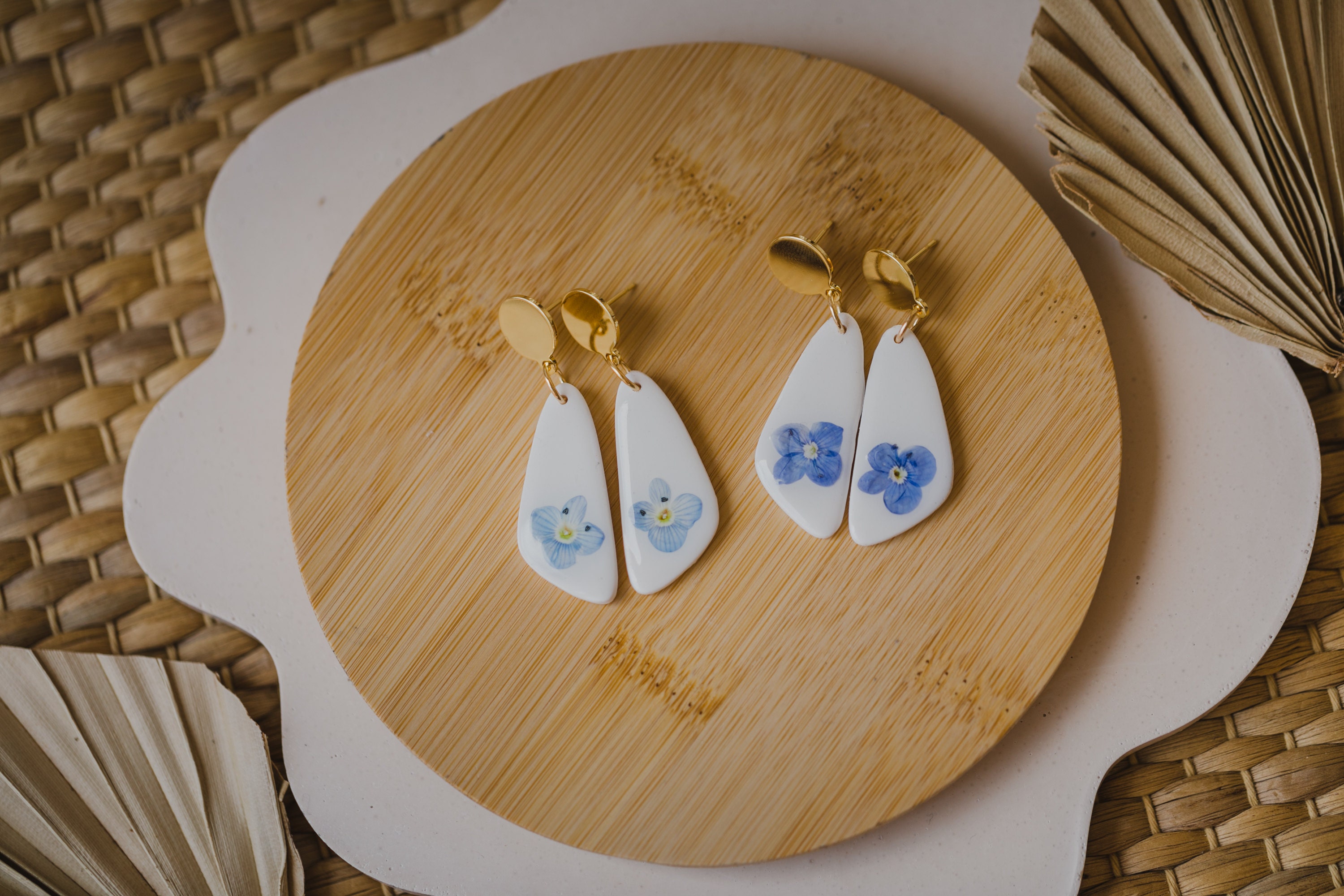 weiße Polymer Clay Ohrringe mit blauen Blumen