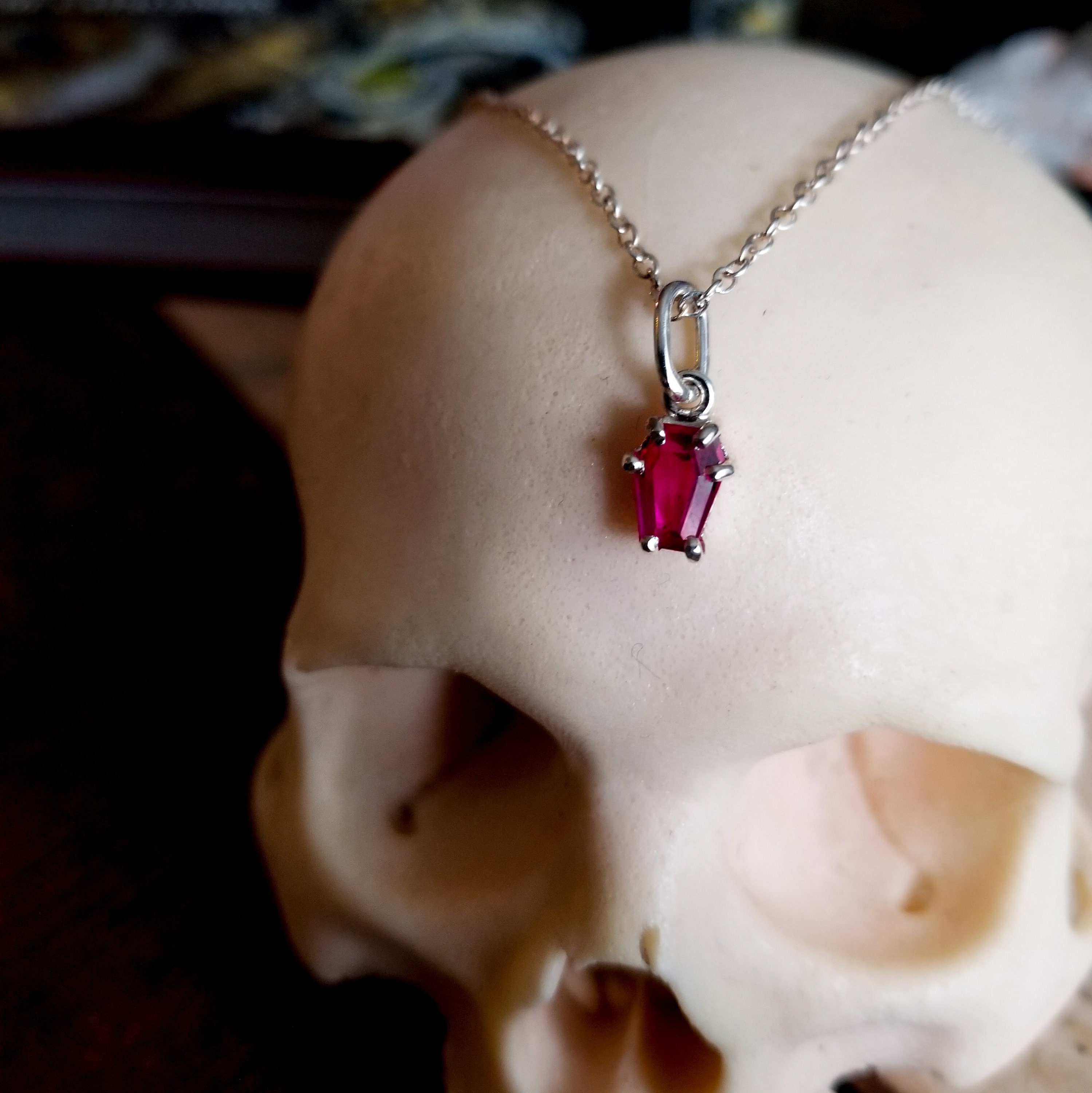 inchoo bijoux pendentif cercueil rouge sang