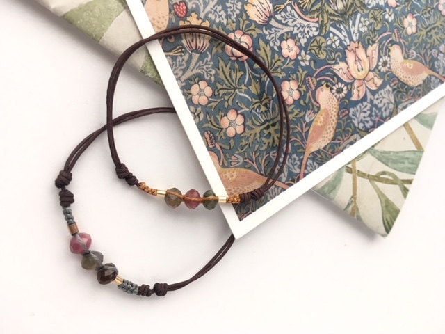 Pulseras Strawberry de Turmalinas. Estampado Strawberry Thief de William Morris.