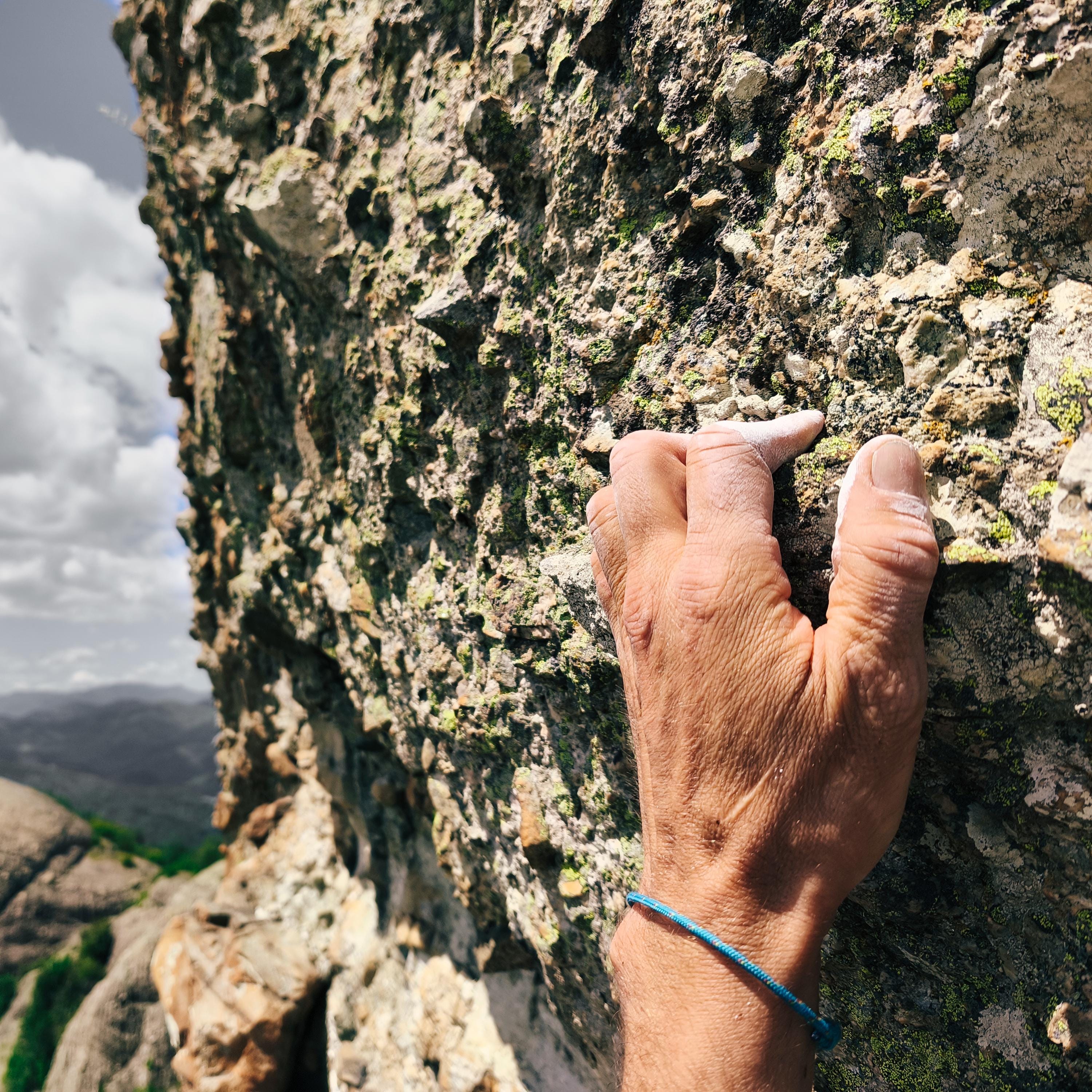 Minimalist rope bracelet inspired by rock climbing gear, designed for everyday wear by Nadamlada.