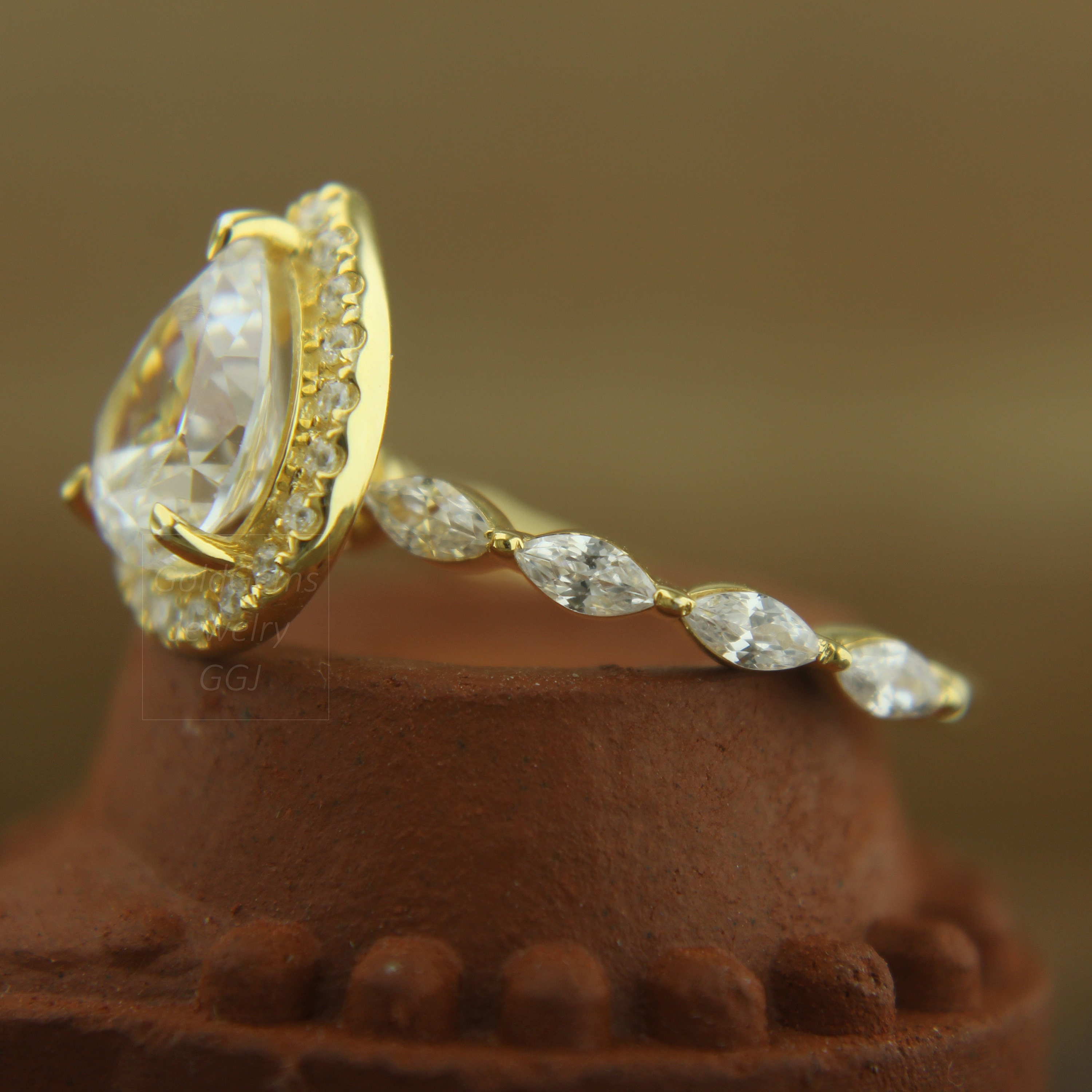 lab diasmondring, pear diamond engagament ring