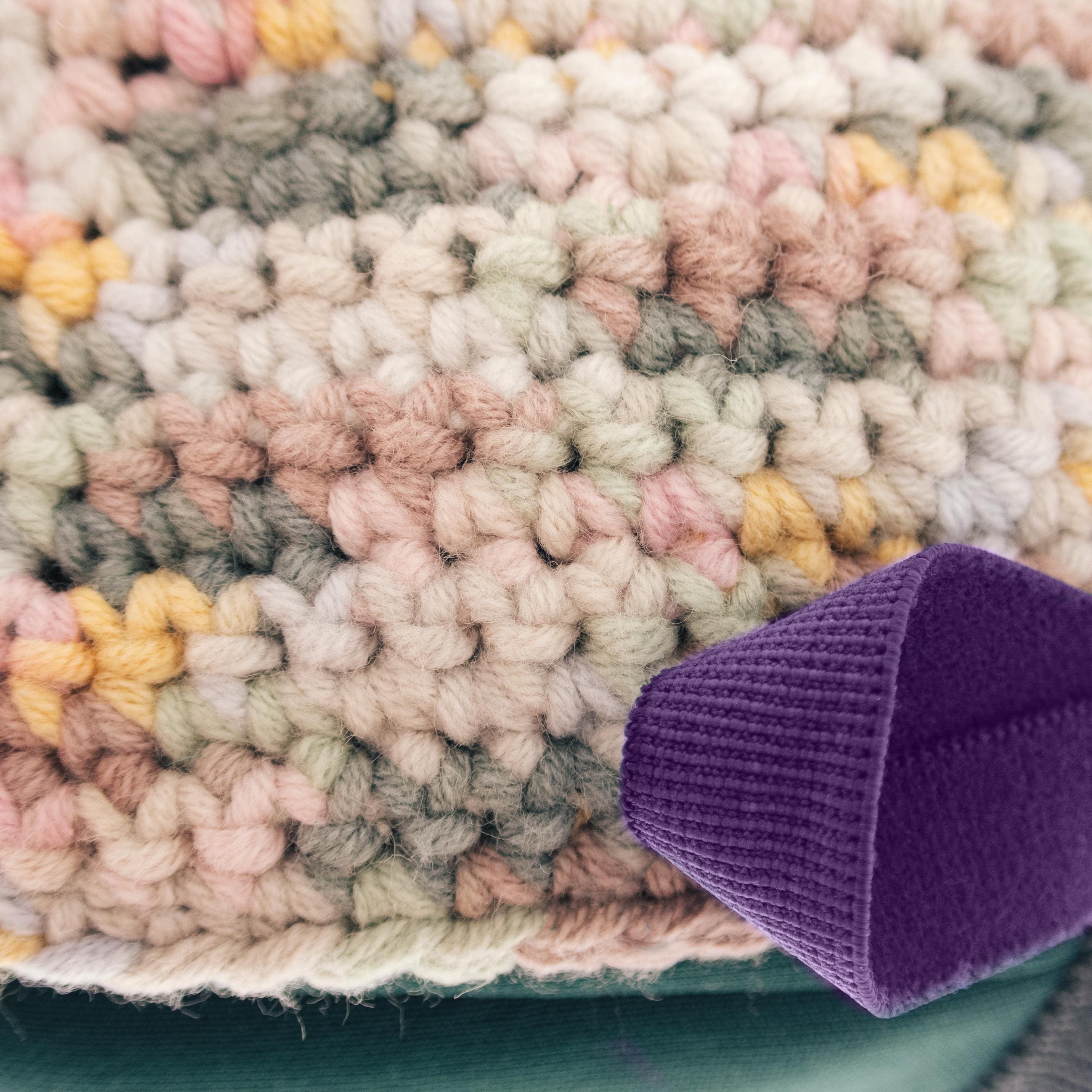 handmade crochet chalk bag Nadamlada for rock climbers and boulderers