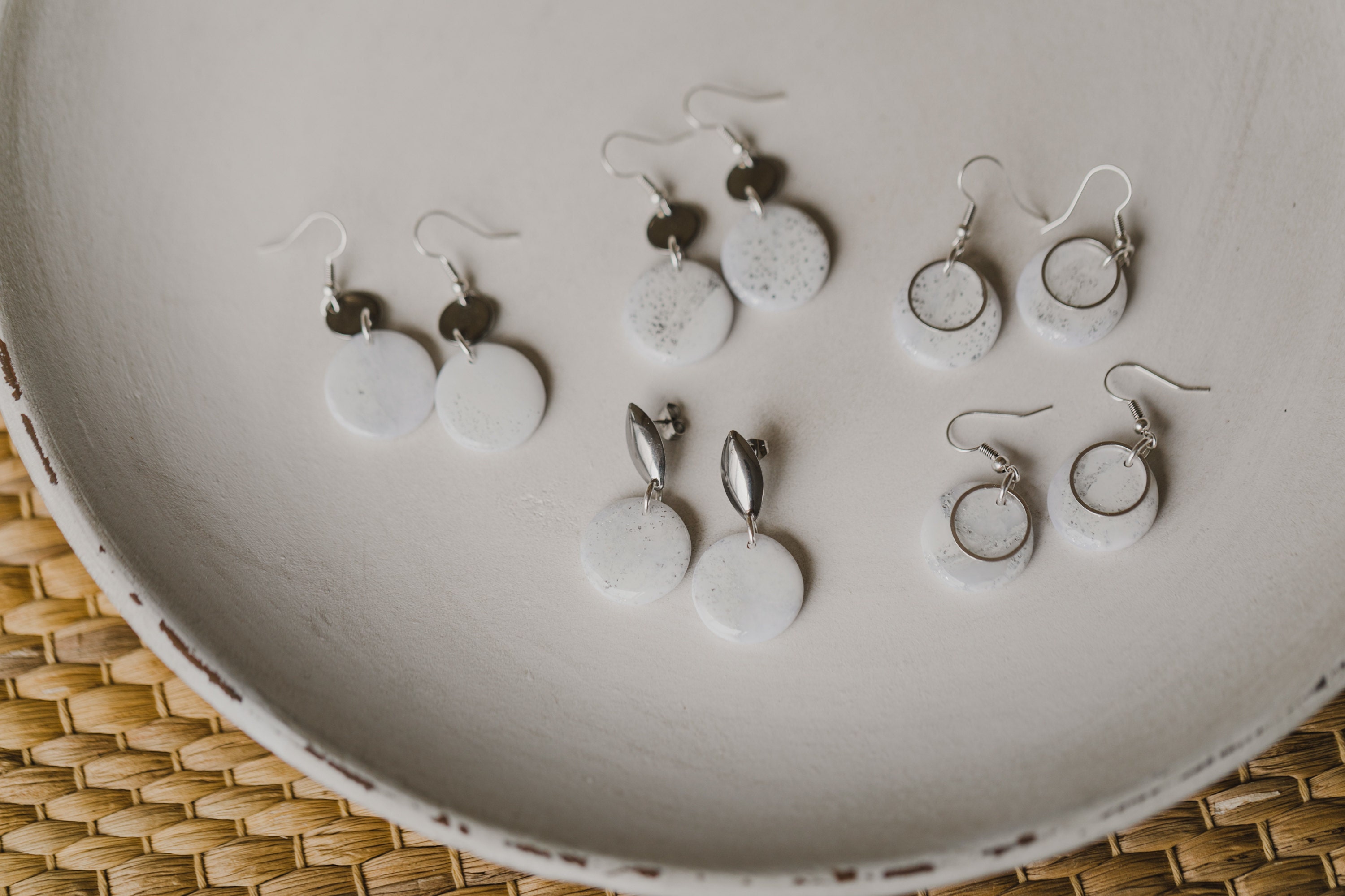 weiße Polymer Clay Ohrringe mit silbernen Elementen