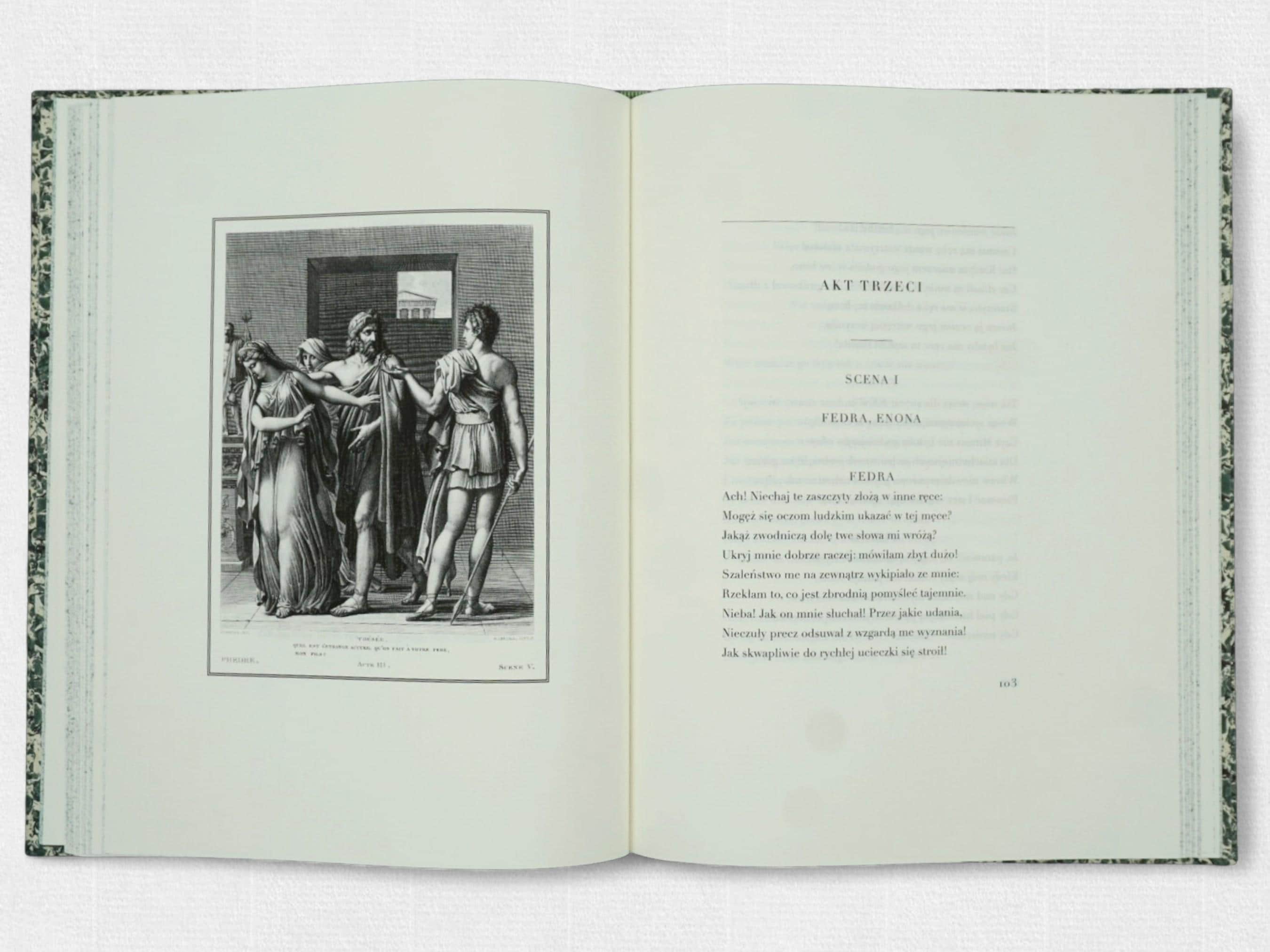 Otwarta książka „Fedra” Jeana Racine’a. Po lewej stronie znajduje się czarno-biała rycina z antyczną sceną dramatyczną z aktu III, scena V. Po prawej stronie widoczny jest elegancko złożony tekst sceny I aktu trzeciego, obejmujący dialog Fedry i Enony. Numer strony: 103.
