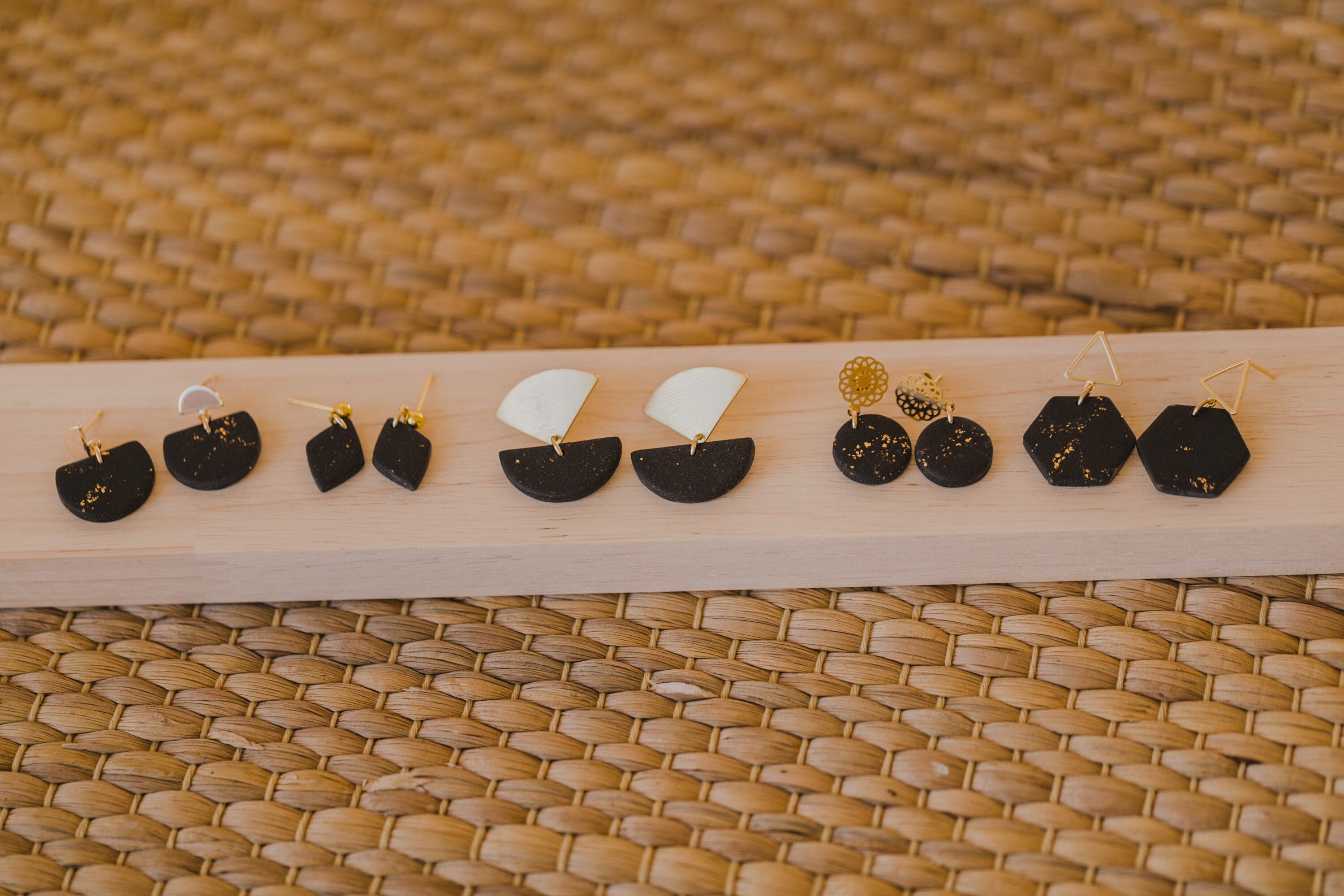 Sparkle Edition - Schwarze Ohrringe mit Blattgold aus Polymer Clay