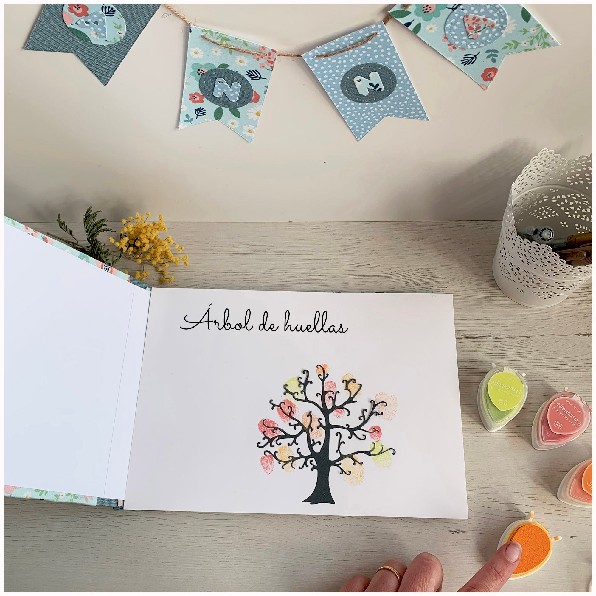 Libro de firmas con árbol de huellas