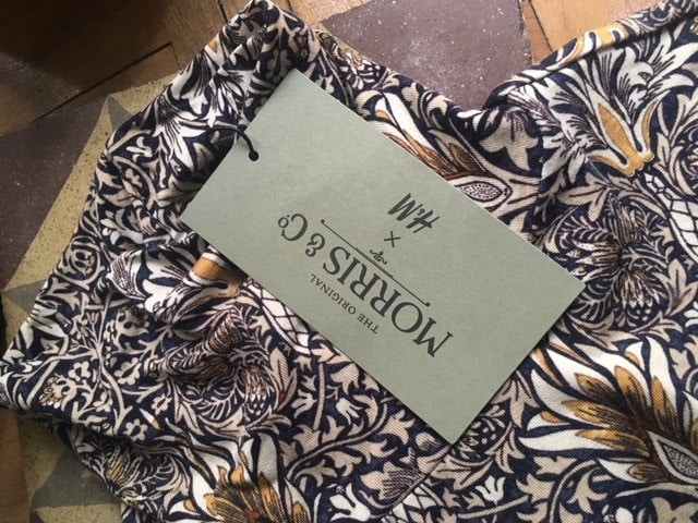 Blusa de cuello cisne de H&M. Estampado Pimpernel de William Morris. Morris & Co.