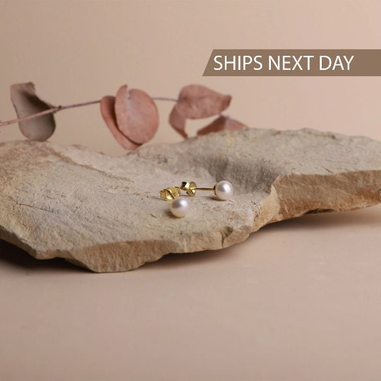 Minimalist Stud Pearl Earrings