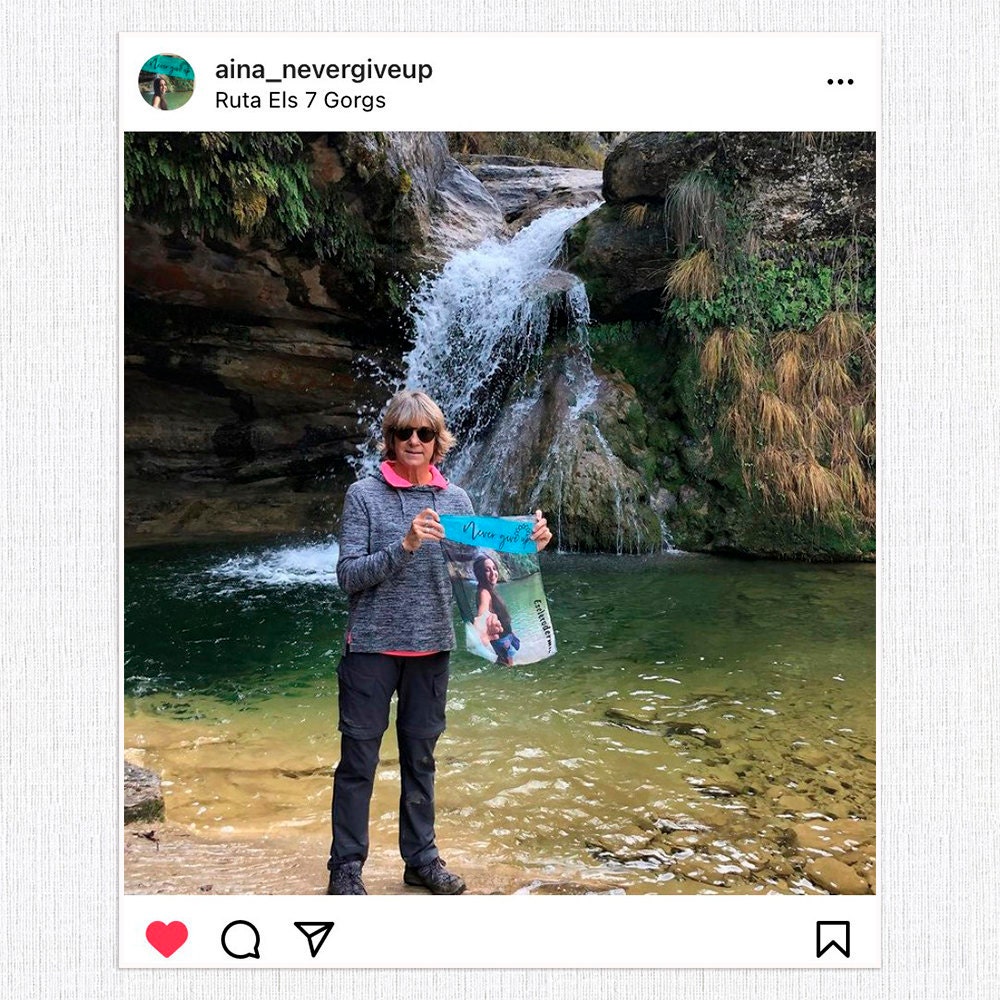 Foto de Anna Rodrigo mostrando el pañuelo