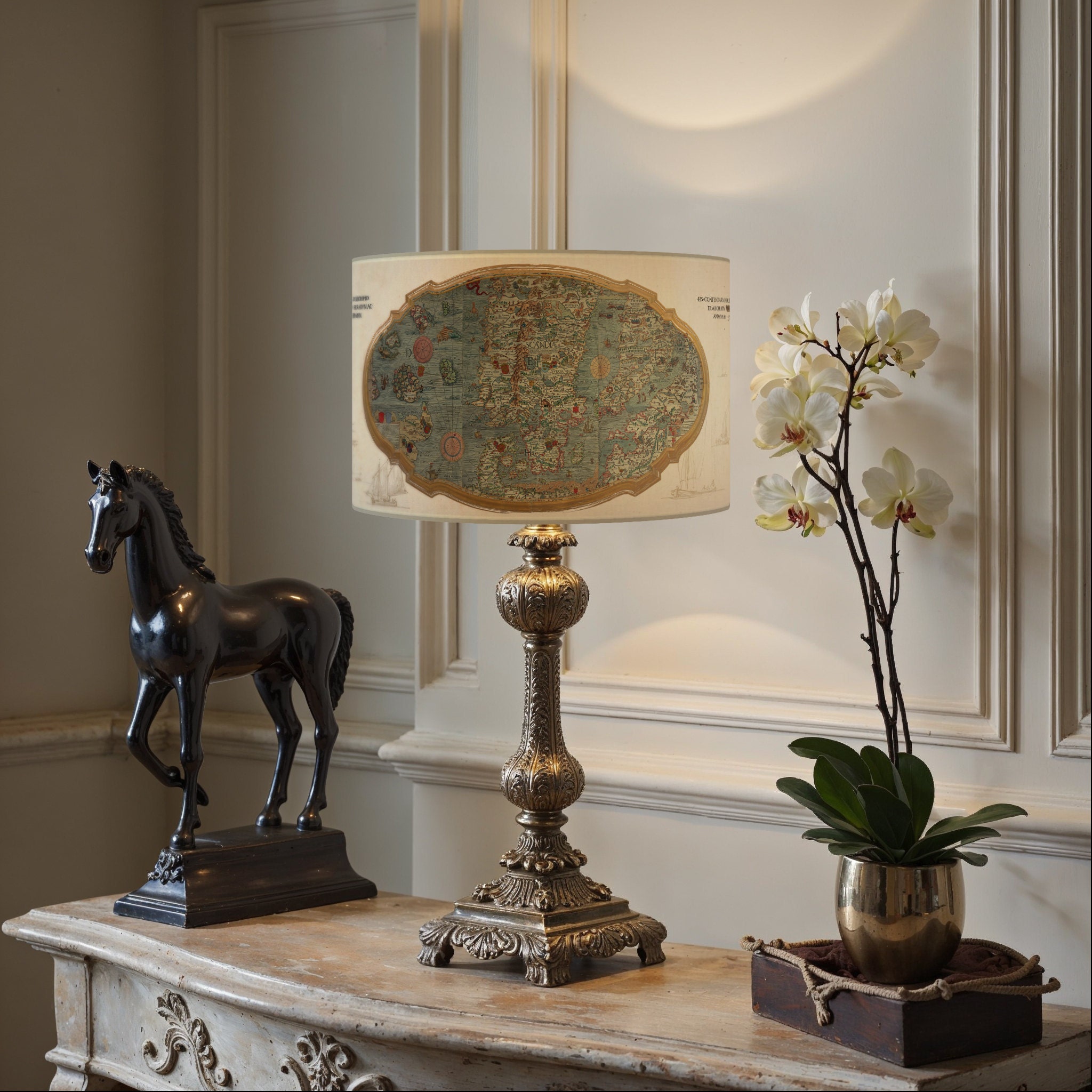 Lampe classique avec abat-jour cartographique Lampe à pied finement sculpté en métal doré, avec un abat-jour décoré dune carte vintage. La lampe est placée sur une console antique, accompagnée dune orchidée blanche en pot doré et dune statuette de cheval noir, évoquant un style classique et raffiné.