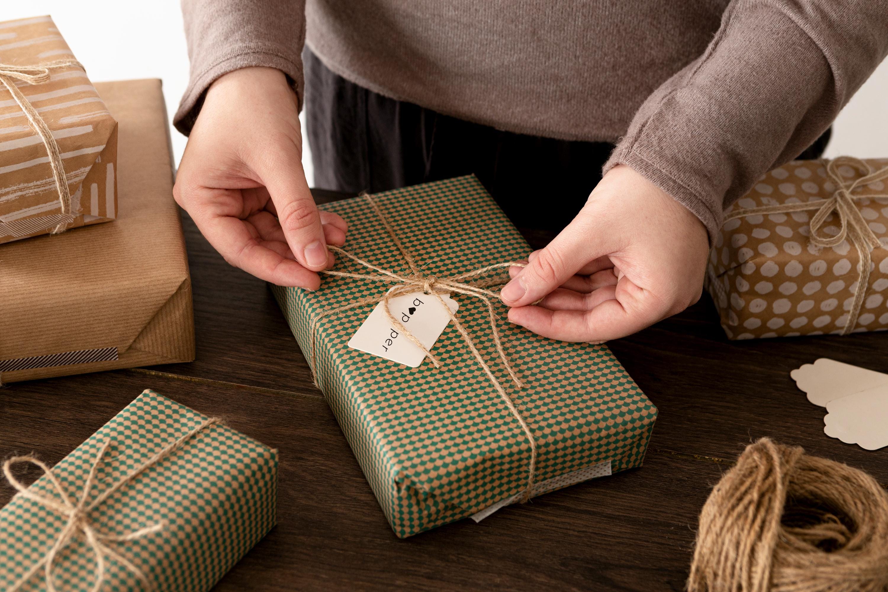 Paquete de estilo occidental. Cuando un cliente nos pide que envolvamos el regalo, utilizamos papel de estilo craft y colocamos una etiqueta con papel reciclado. Material de calidad y natural, para nuestra papelería elaborada a mano.