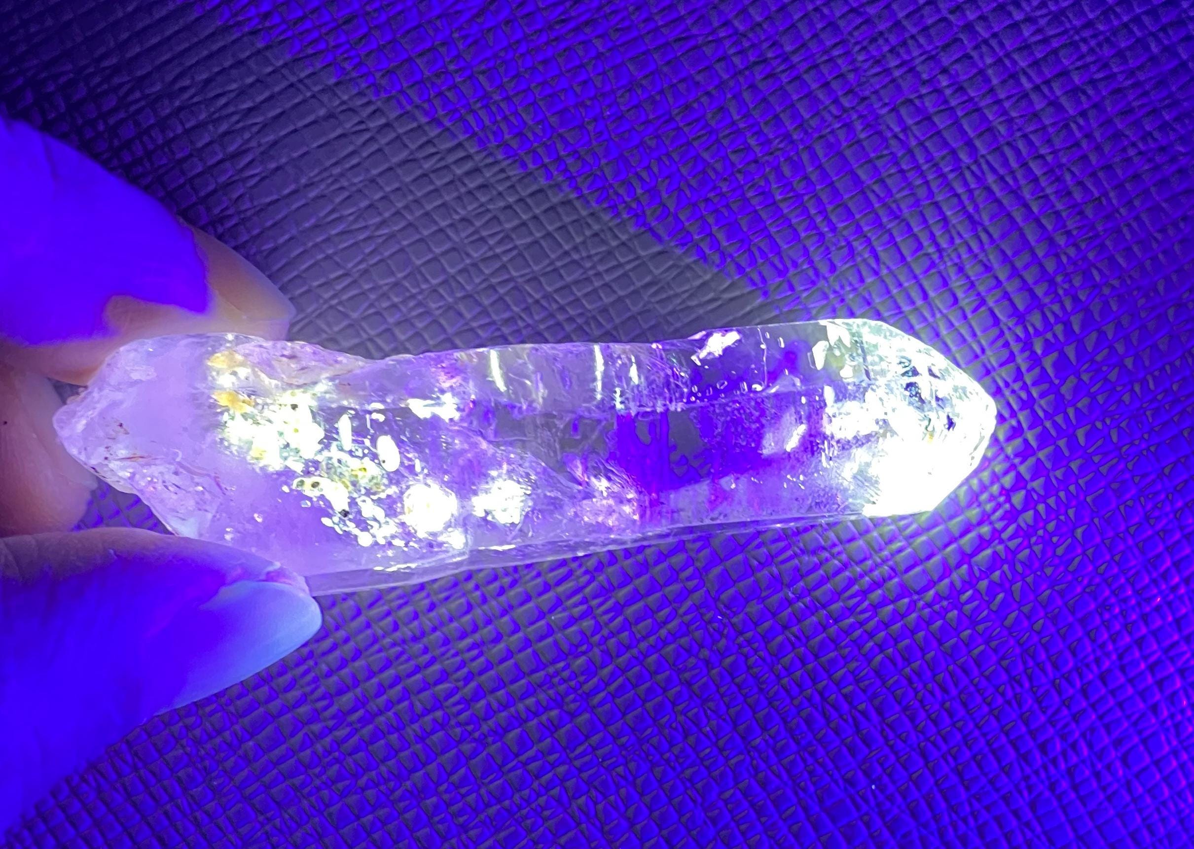 petroleum quartz under UV light, enpetro quartz, enhydro quartz from Madagascar