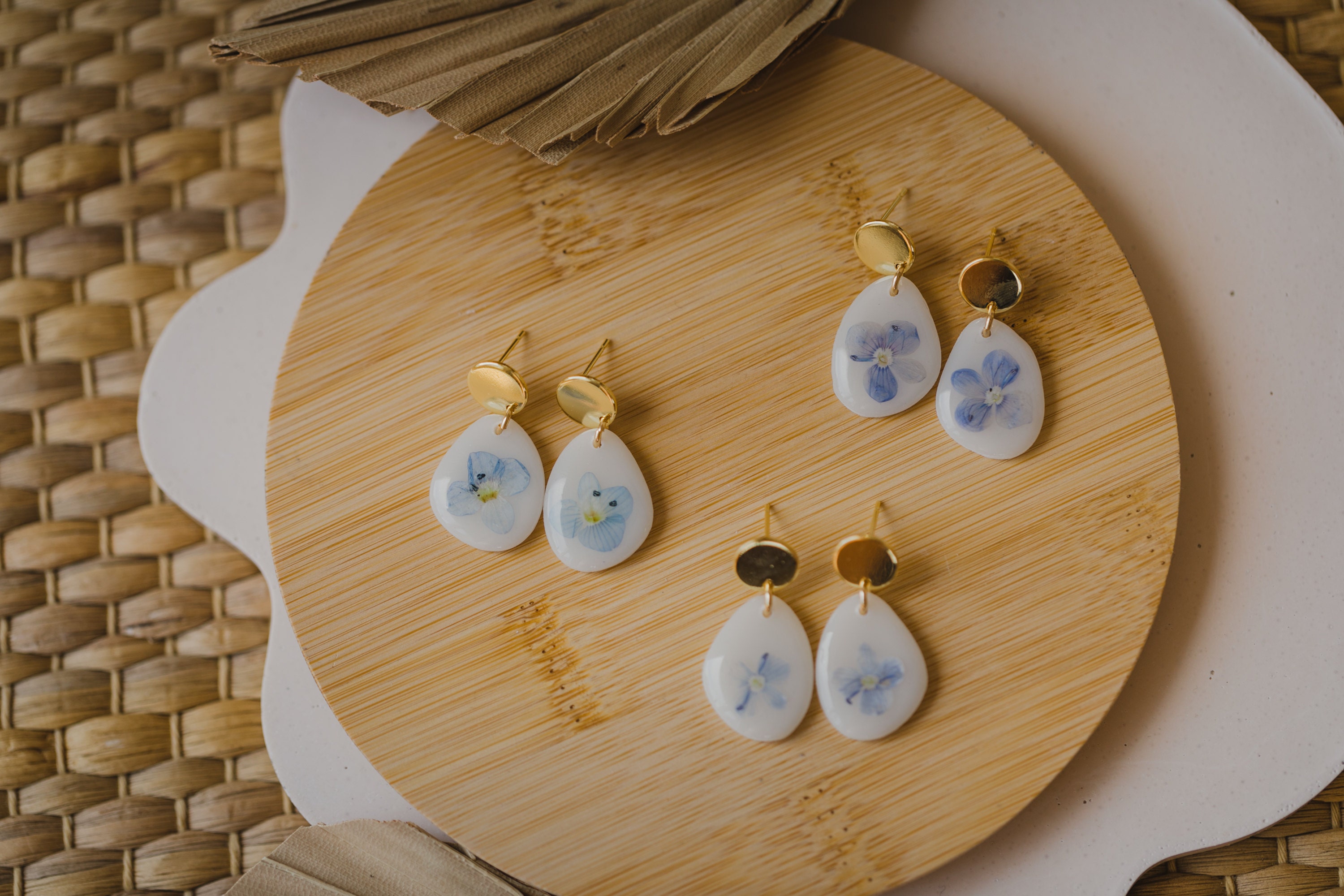 weiße Polymer Clay Ohrringe mit blauen Blumen