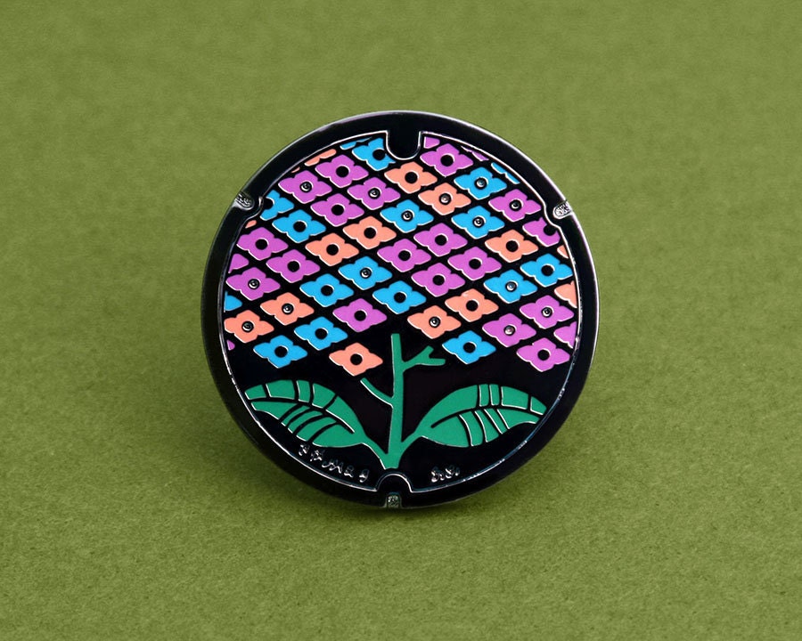 pins plaque égout hortensia géométrique rose violet bleu fond vert