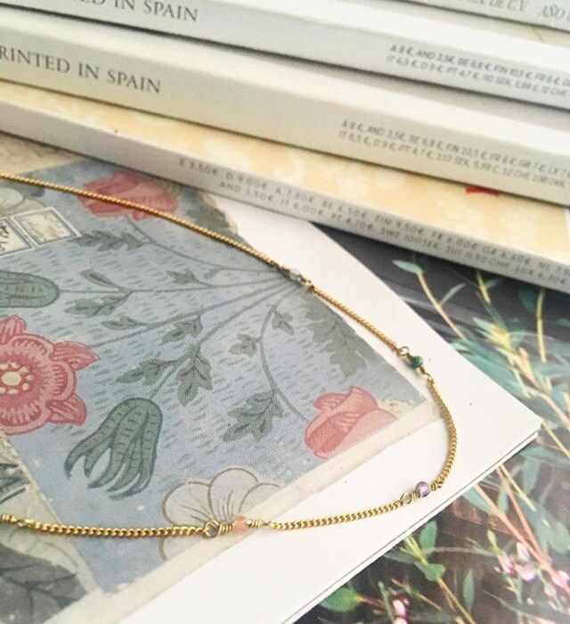 Collar Piedritas de Pecora Madrid y estampado Blue Daisy, de William Morris.