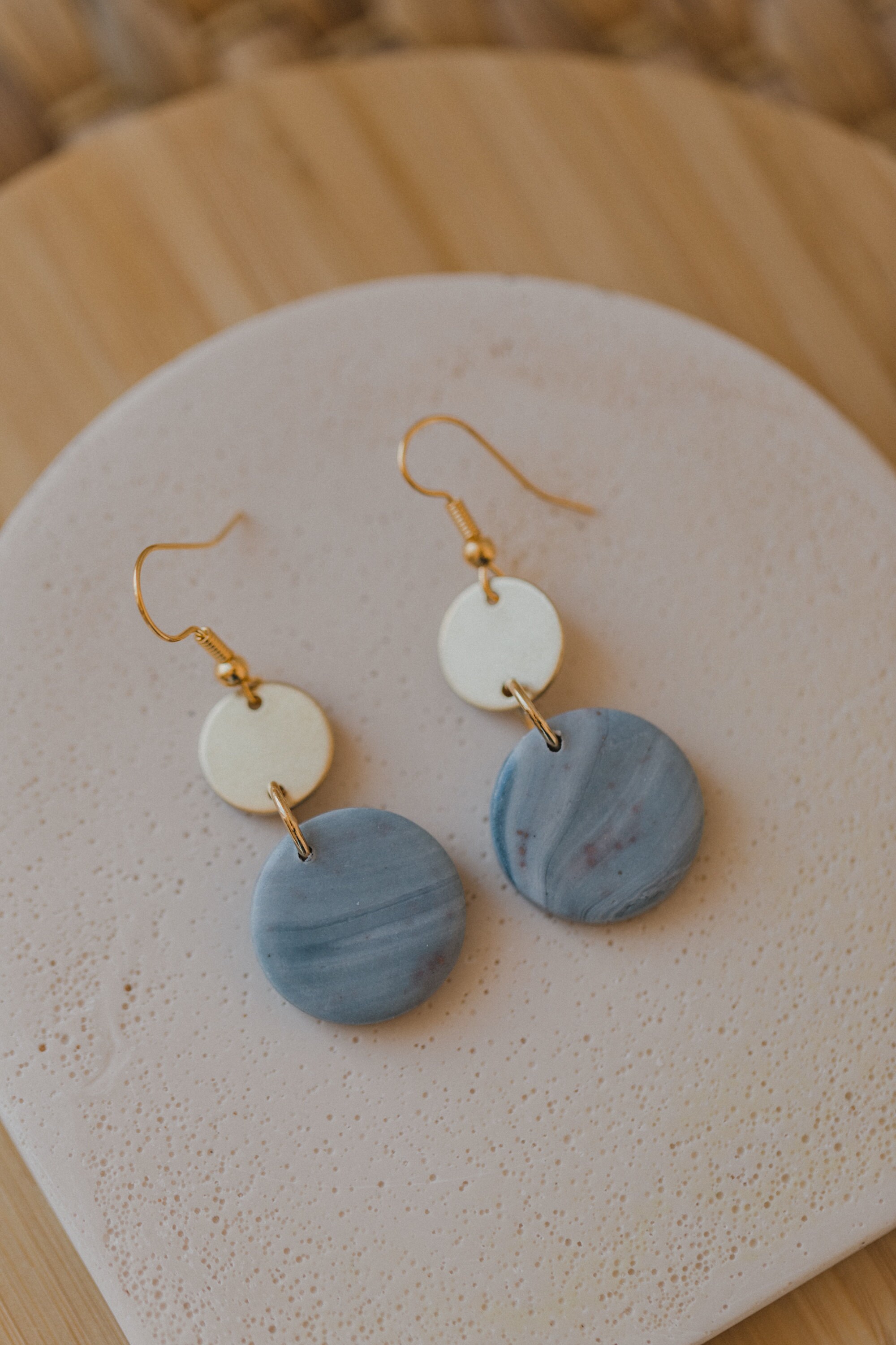 Blaue Polymer Clay Ohrringe mit Blattgold - walnutandcherry