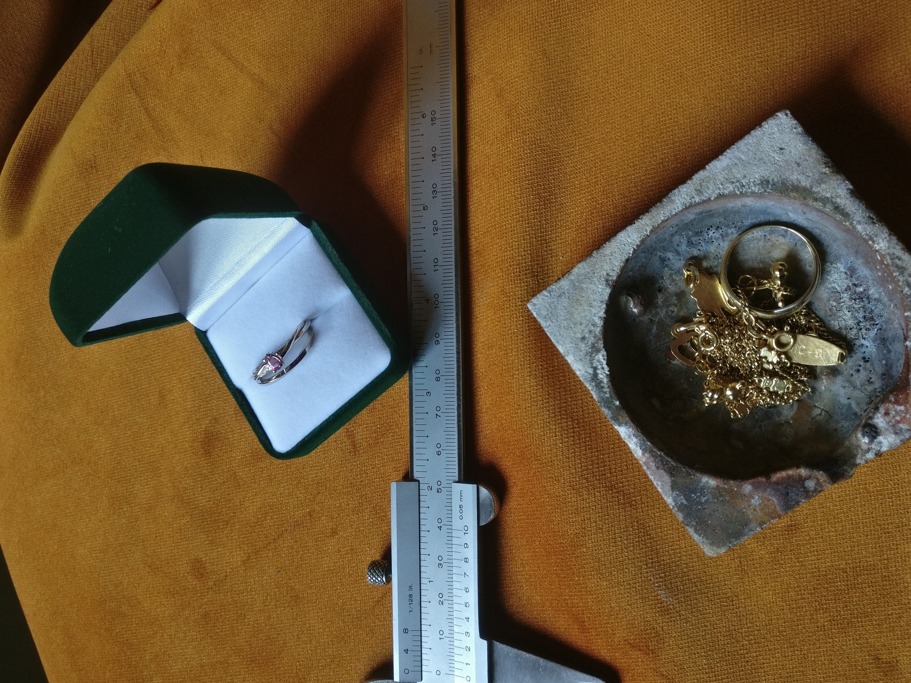 Oud goud omgesmolten tot 2 witgouden ringen