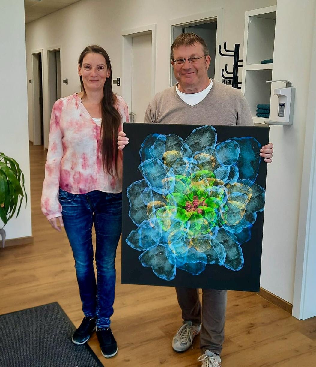 „Lotusblume der Lebensfreude“ | Handsignierter Giclée Fine-Art-Print | Entdeckt in der Dauerausstellung im Gesundheitszentrum in Haselbach bei Passau
