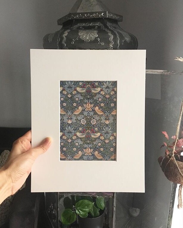 Postal del estampado Strawberry Thief, de William Morris. Fundación Juan March. Madrid, 2018.