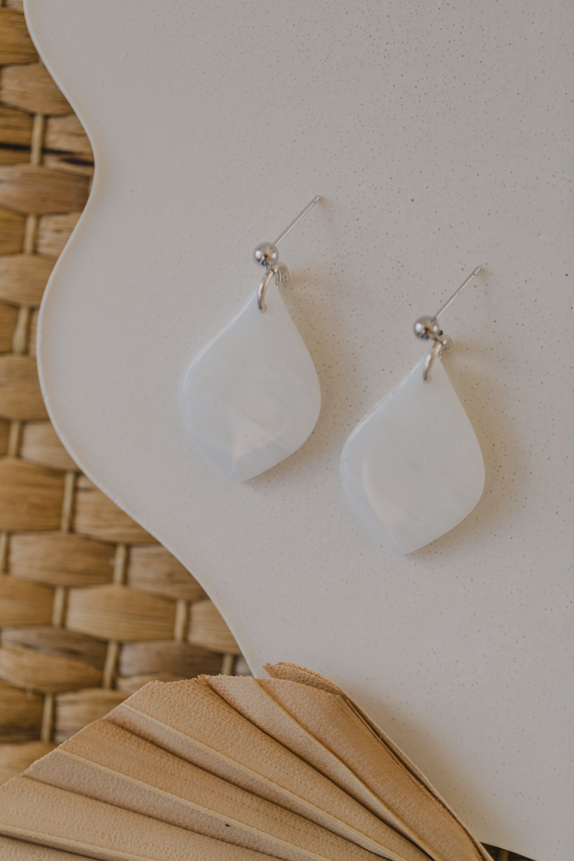 weiße transparente Ohrringe in verschiedenen Formen