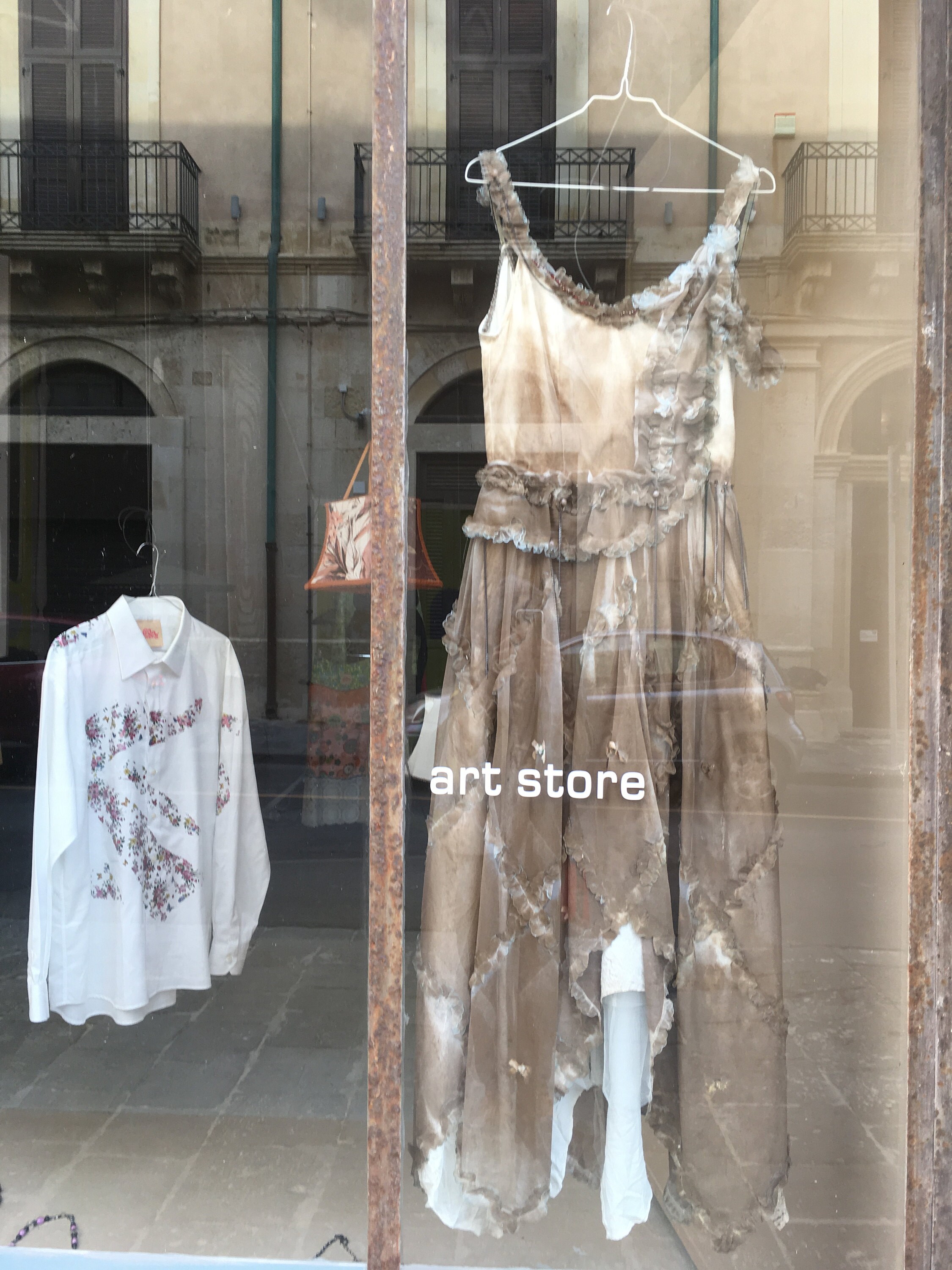 https://www.loladarling.com/listing/631872867/abito-lungo-dipinto-a-mano-beige-sfumato