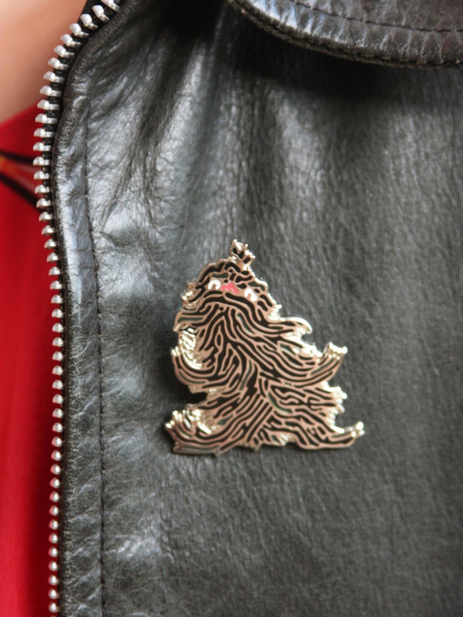 Pins yokai keukegen porté sur blouson cuir