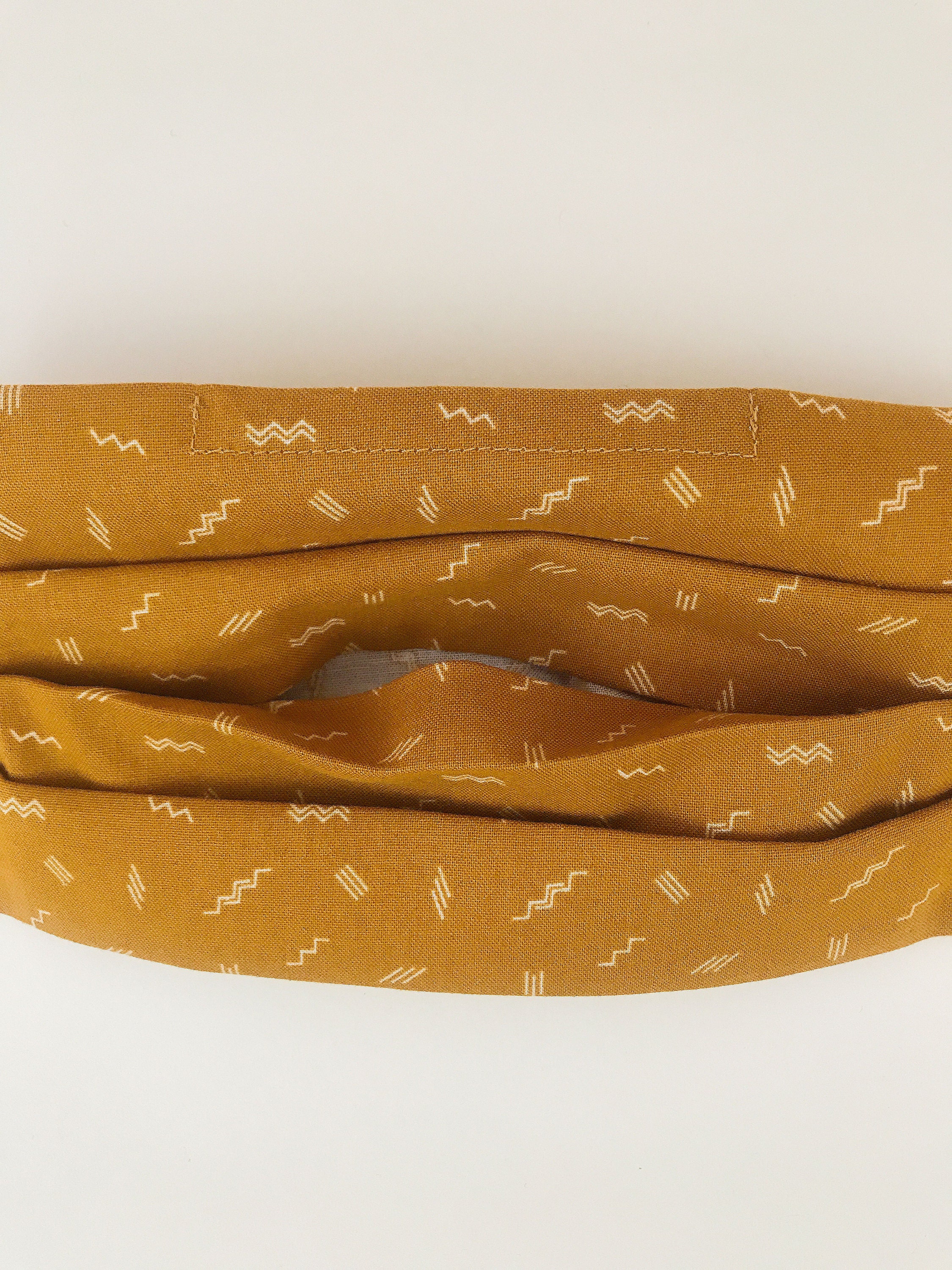 Pleated face masks with filter pocket