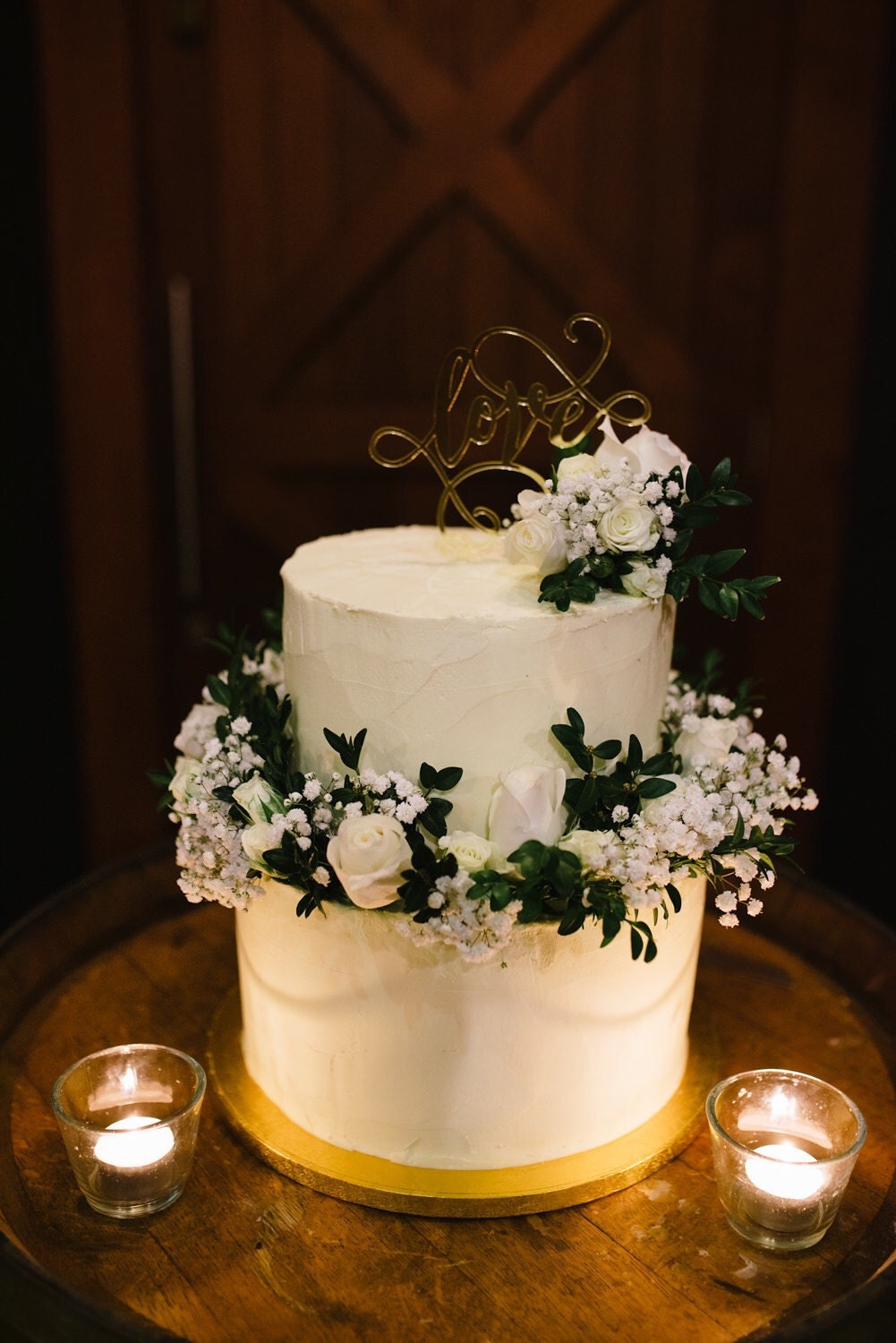 Photo of the wedding cake and ambient candles in the evening