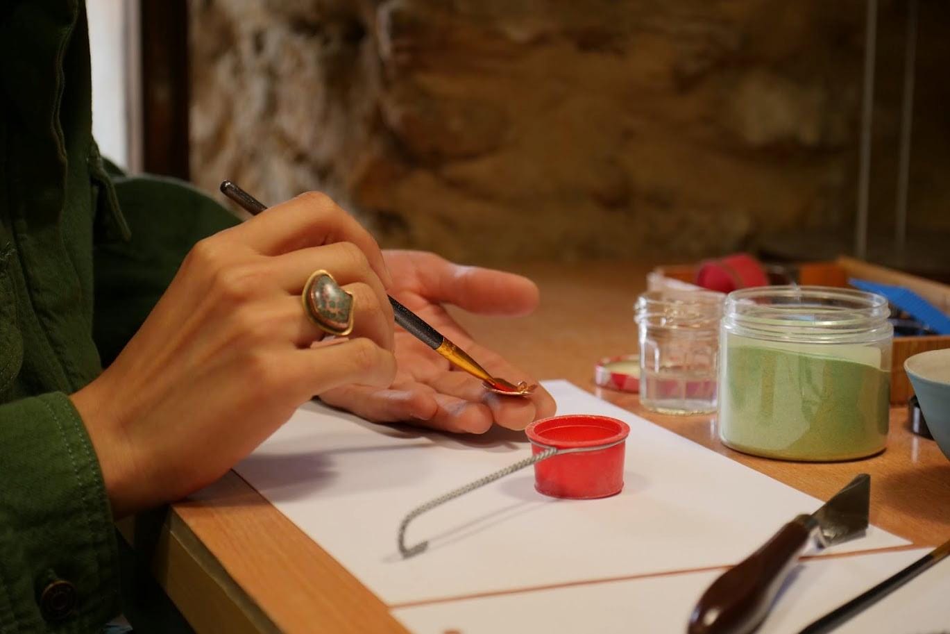 atelier bijoux émaux sur cuivre