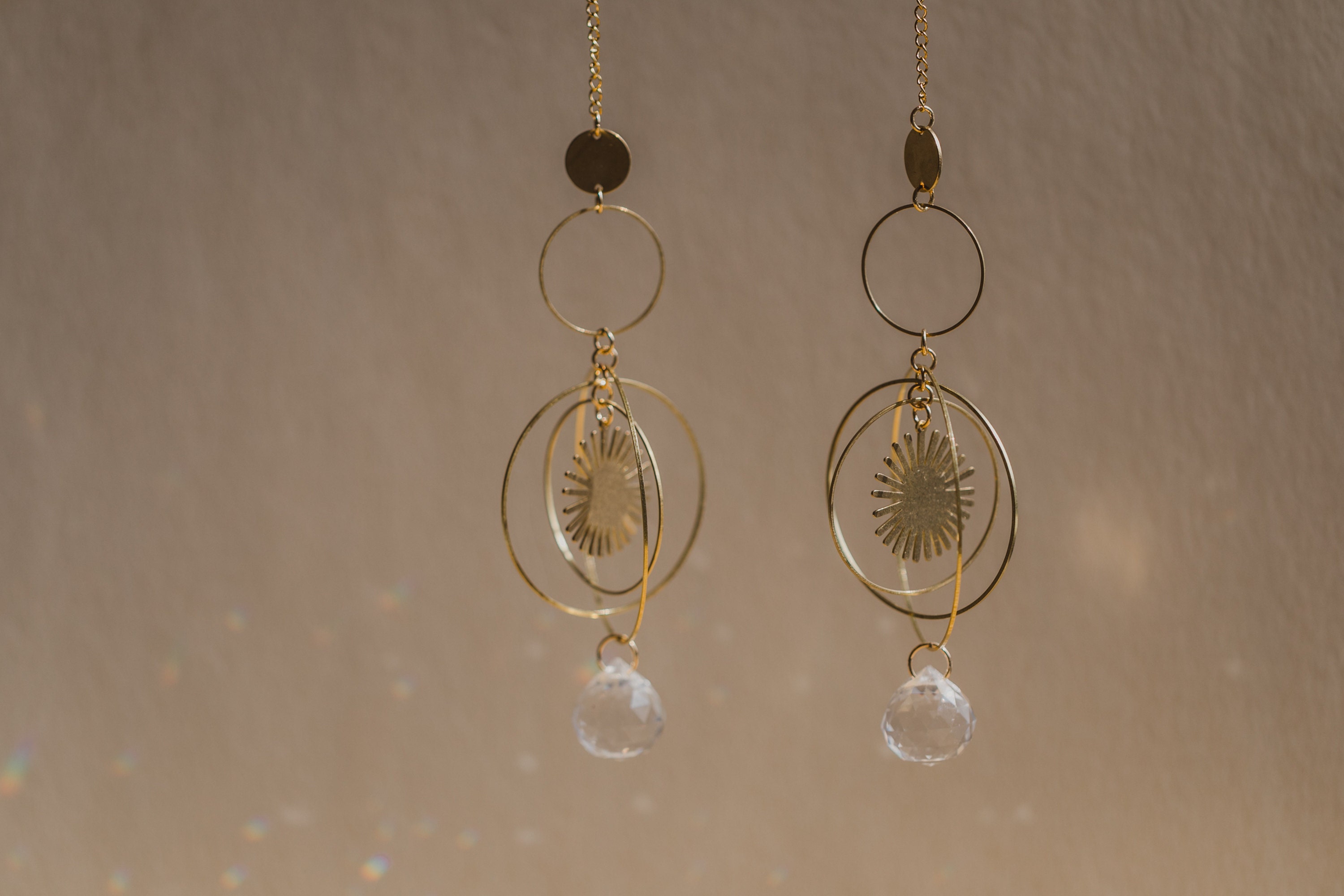 goldene Suncatcher mit Regenbogen Kristall
