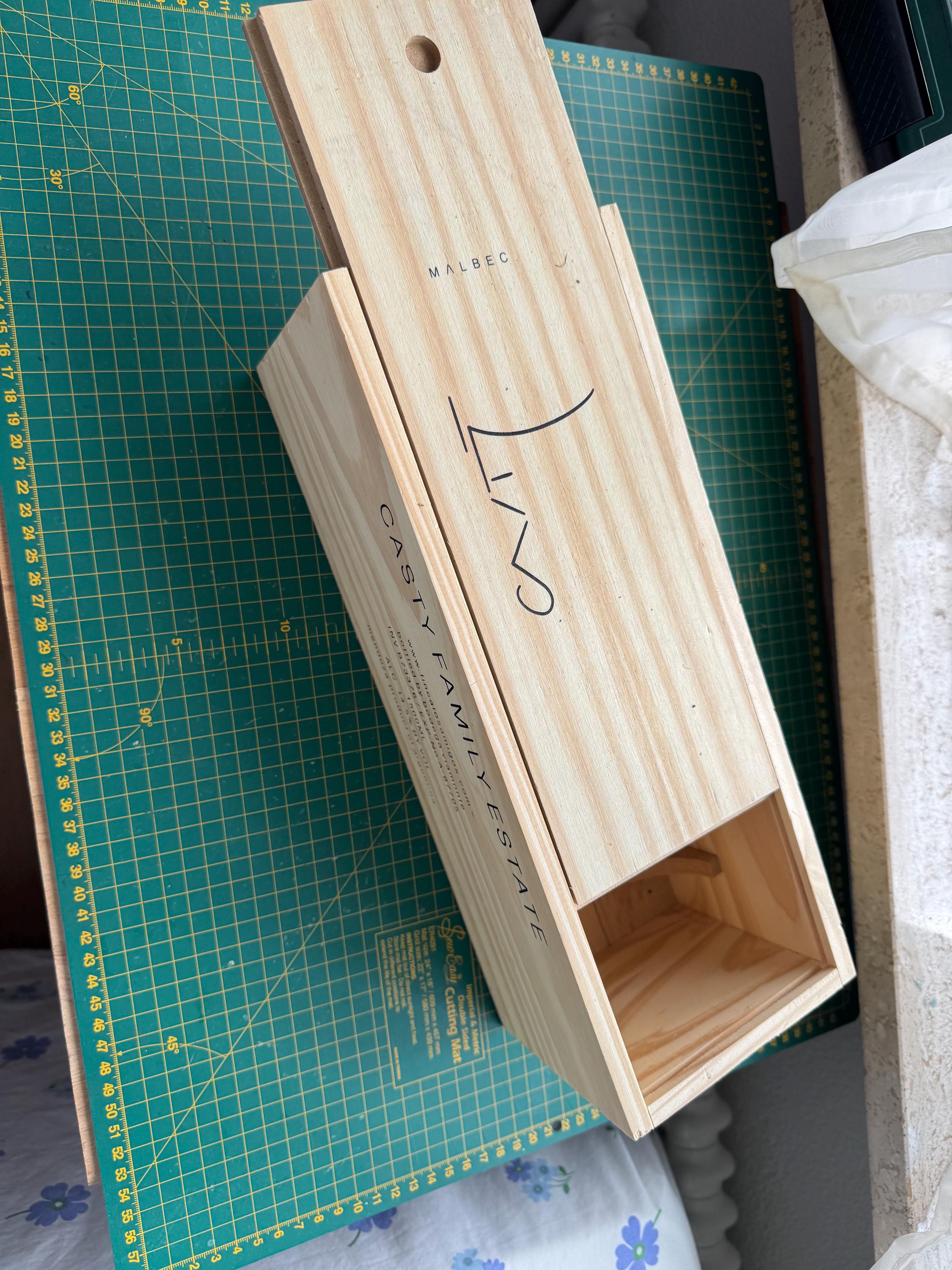 Transforme o simples em extraordinário! Cada peça é feita à mão com amor e criatividade, reutilizando caixas de vinho de madeira para criar organizadores, luminárias, mini bares e muito mais. 🌱✨ Sustentável, charmosa e única – perfeita para quem valoriza decoração com alma e propósito.