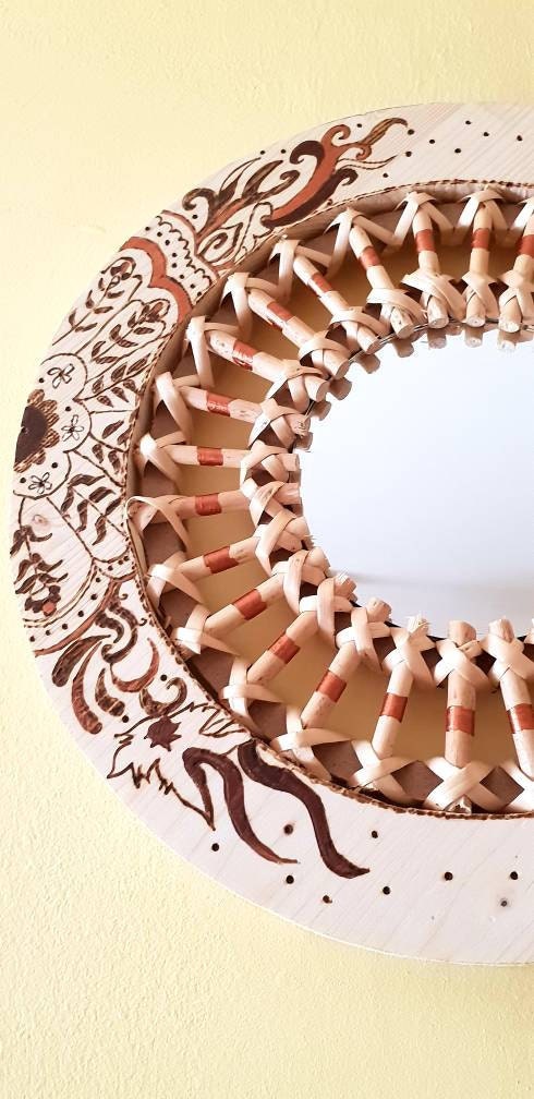 Magnifique miroir en bois pyrogravé et peint. Miroir rond en rotin. Miroir original, cadeau personnalisé, cadeau idéal à offrir.