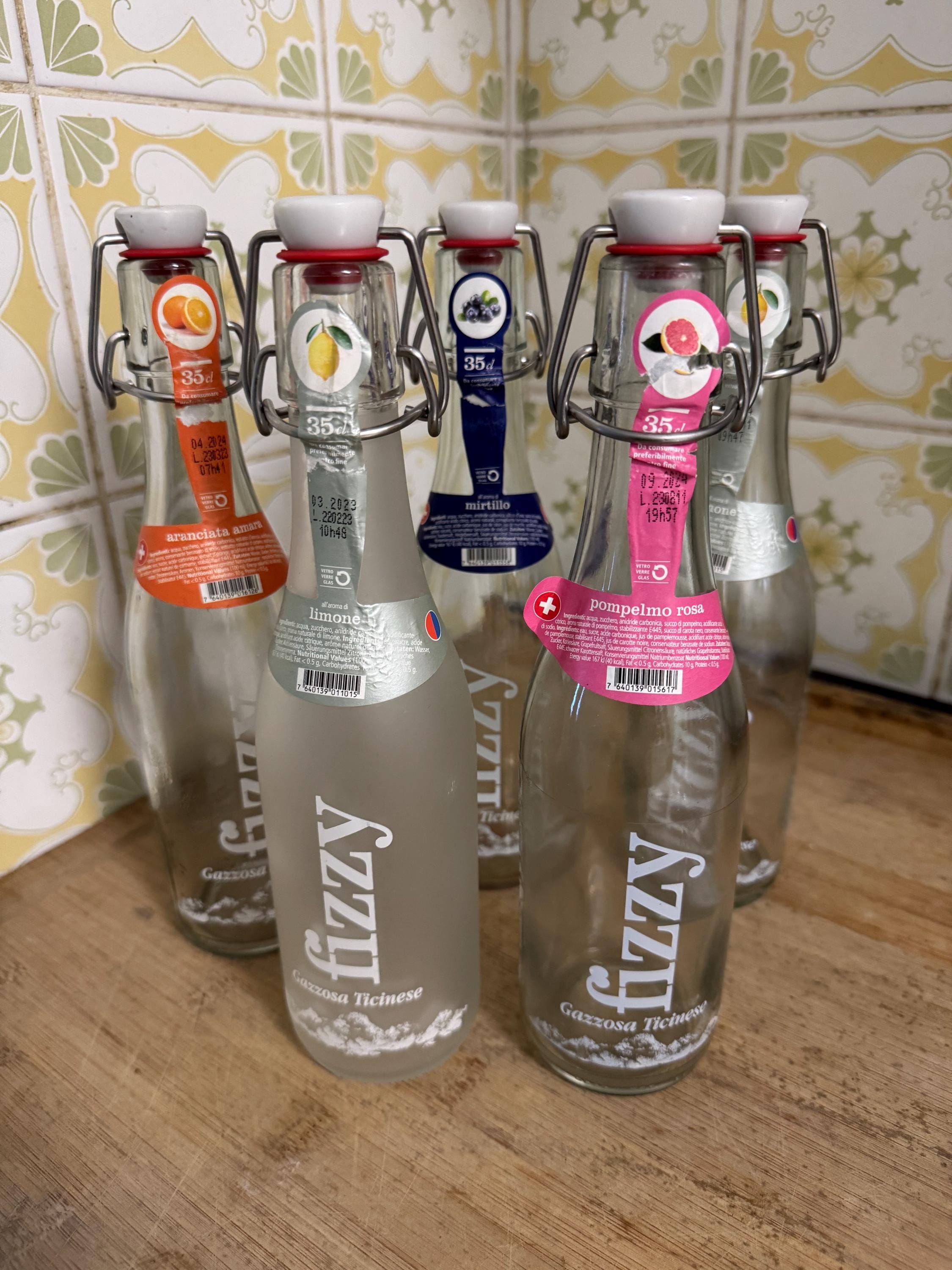 Essas garrafas da bebida Fizzy Gazzosa Ticinese têm um visual super bonito e vintage, perfeitas para reaproveitamento criativo!