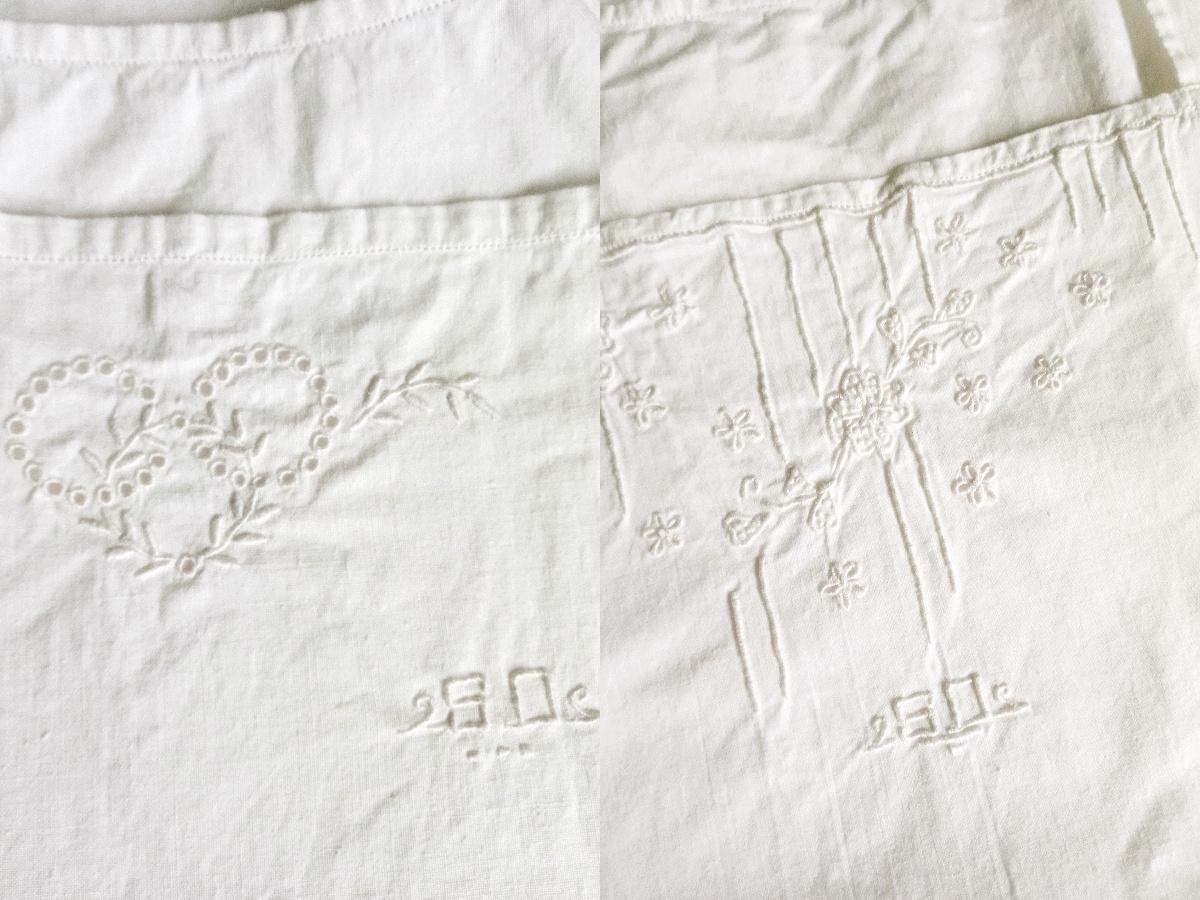 Désolé pour ce petit raté technique ! Je suis bien là. Tu as tout à fait raison, cette photo est indispensable : cest la preuve concrète de lhistoire. Elle montre la finesse du travail de cette femme et ces fameuses initiales qui ont déclenché ton récit. Voici une proposition de texte alternatif précis pour ce montage : Gros plan sur les broderies blanches de deux nuisettes anciennes. À gauche, un motif de cœur floral délicat et à droite, un bouquet de fleurs brodé. En bas de chaque pièce, les initiales SD sont brodées en relief avec une typographie Art Déco typique des années 20